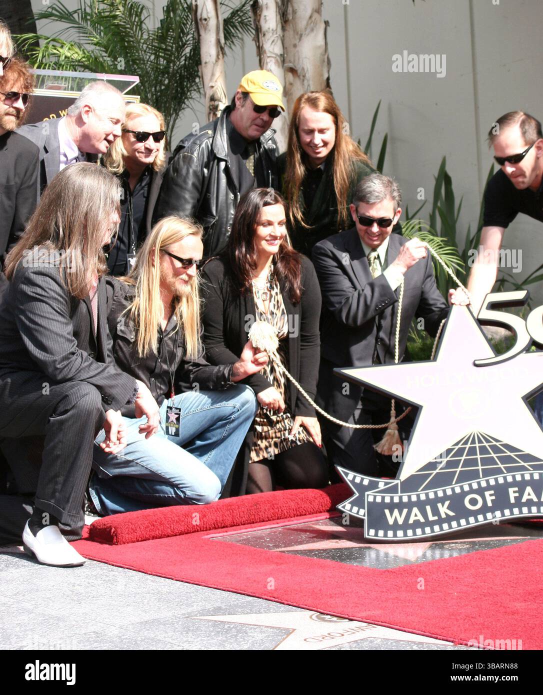 Dan Aykroyd, David Lynch Alex Orbison, Roy Orbison Jr., Barbara Orbison, T-Bone Burnett und Roy Orbison bei Roy Orbisons Einführung in den Hollywood Walk of Fame in Hollywood, Los Angeles - 29. Januar 2010 Stockfoto