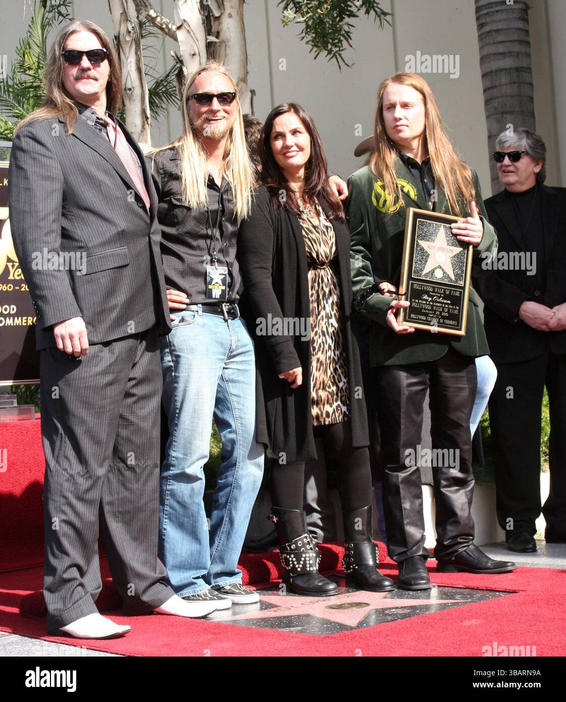 Alex Orbison, Roy Orbison Jr., Barbara Orbison und Roy Orbison bei Roy Orbisons Einführung in den Hollywood Walk of Fame in Hollywood, Los Angeles - 29. Januar 2010 Stockfoto