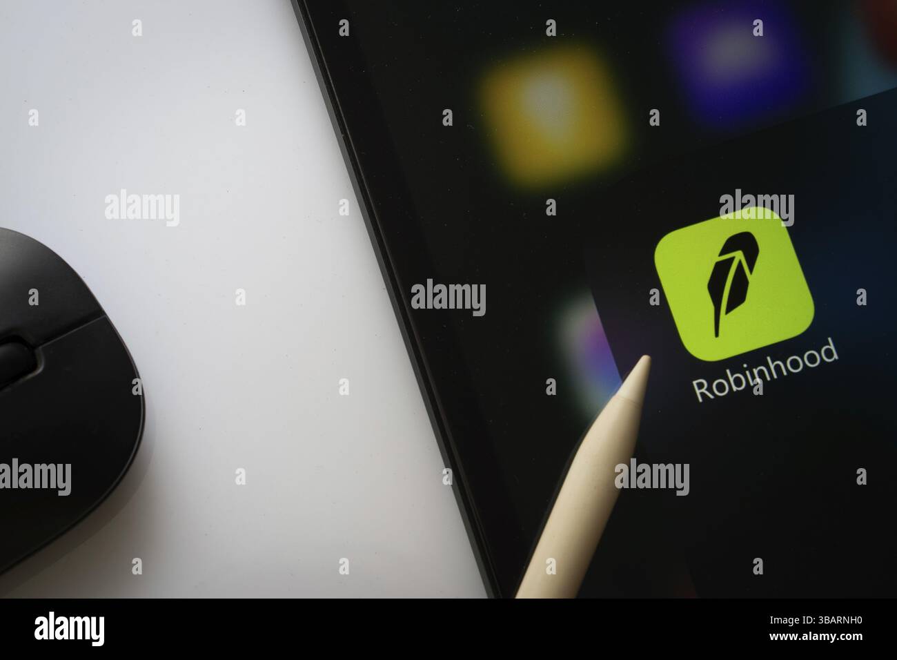 Dhaka, Bangladesch, 18. März 2025: Eine Nahaufnahme eines iPad-Bildschirms mit der robinhood-App Stockfoto