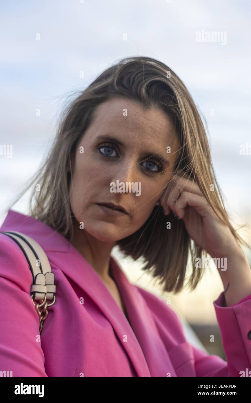 Nahaufnahme einer erwachsenen blonden Frau, die draußen in die Kamera schaut Stockfoto