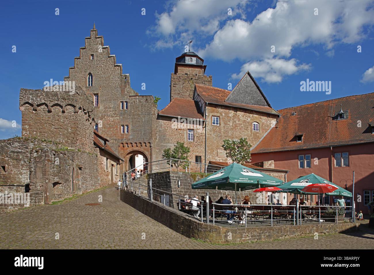 Schloss Breuberg, Innenhof, Restaurant, Jugendherberge, Burg auf einem Hügel, im hessischen nördlichen Teil des Odenwaldes, Hessen, Deutschland, Europa Stockfoto