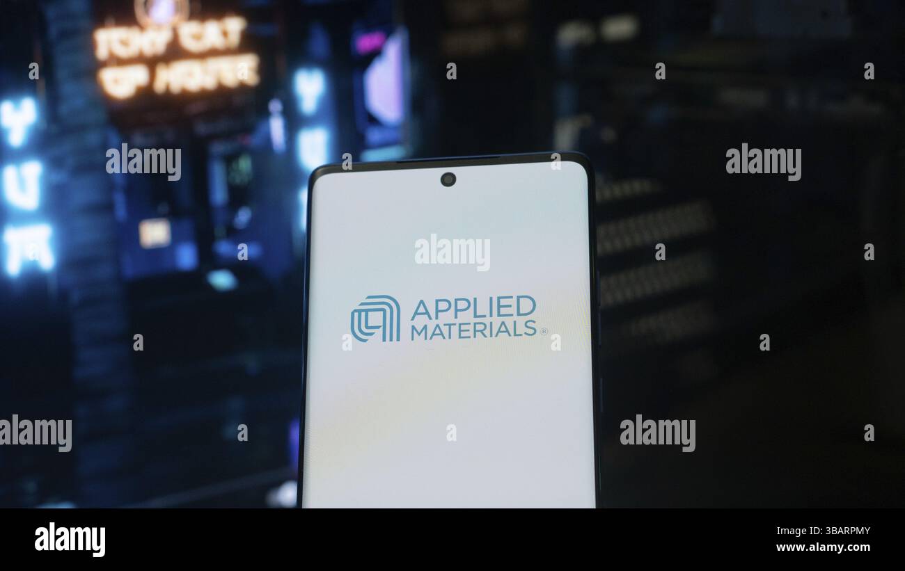Mobiltelefon mit Website des US-amerikanischen Halbleiterunternehmens Applied Materials Inc. Auf dem Bildschirm vor dem Geschäftslogo Stockfoto
