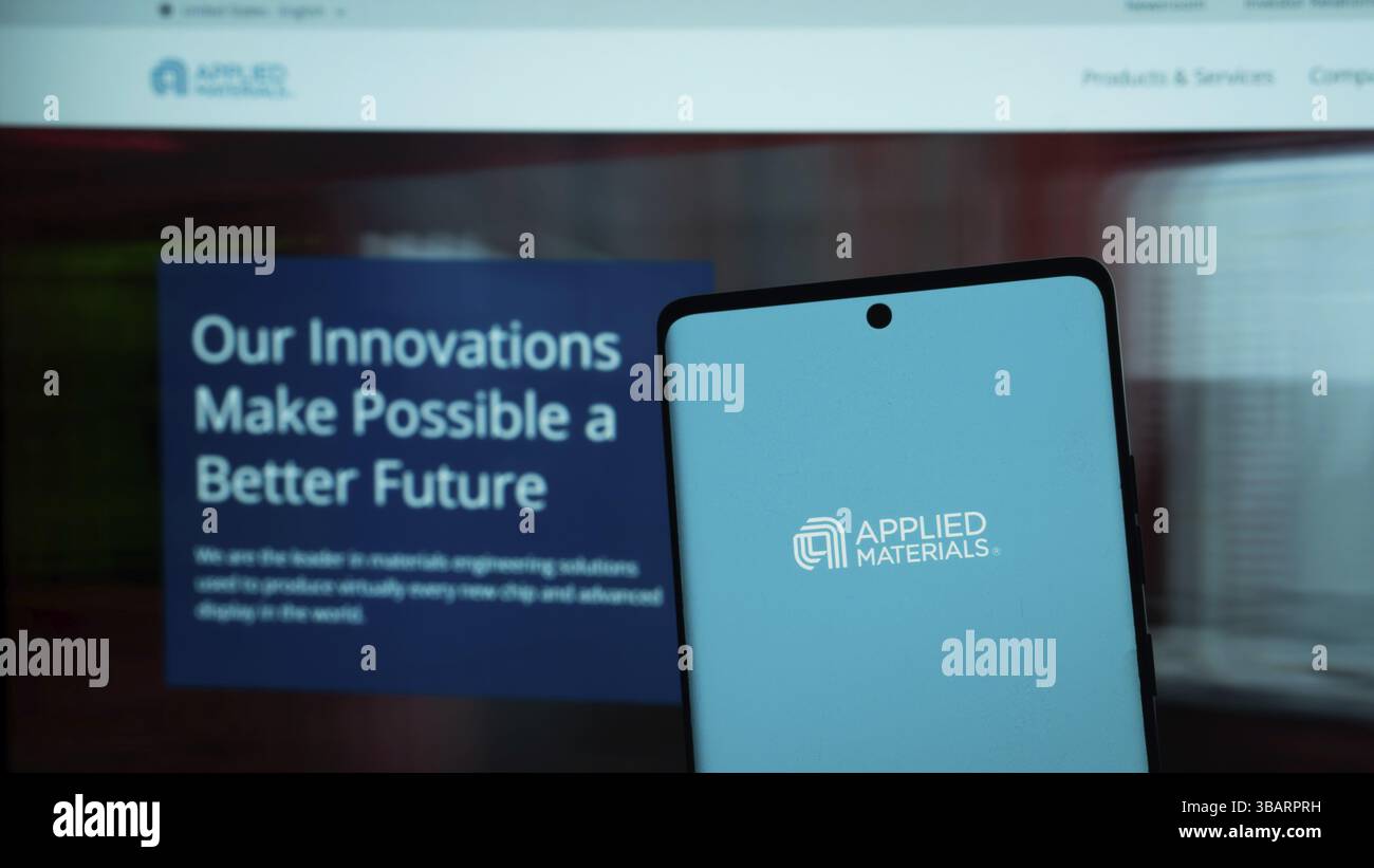 Mobiltelefon mit Website des US-amerikanischen Halbleiterunternehmens Applied Materials Inc. Auf dem Bildschirm vor dem Geschäftslogo Stockfoto