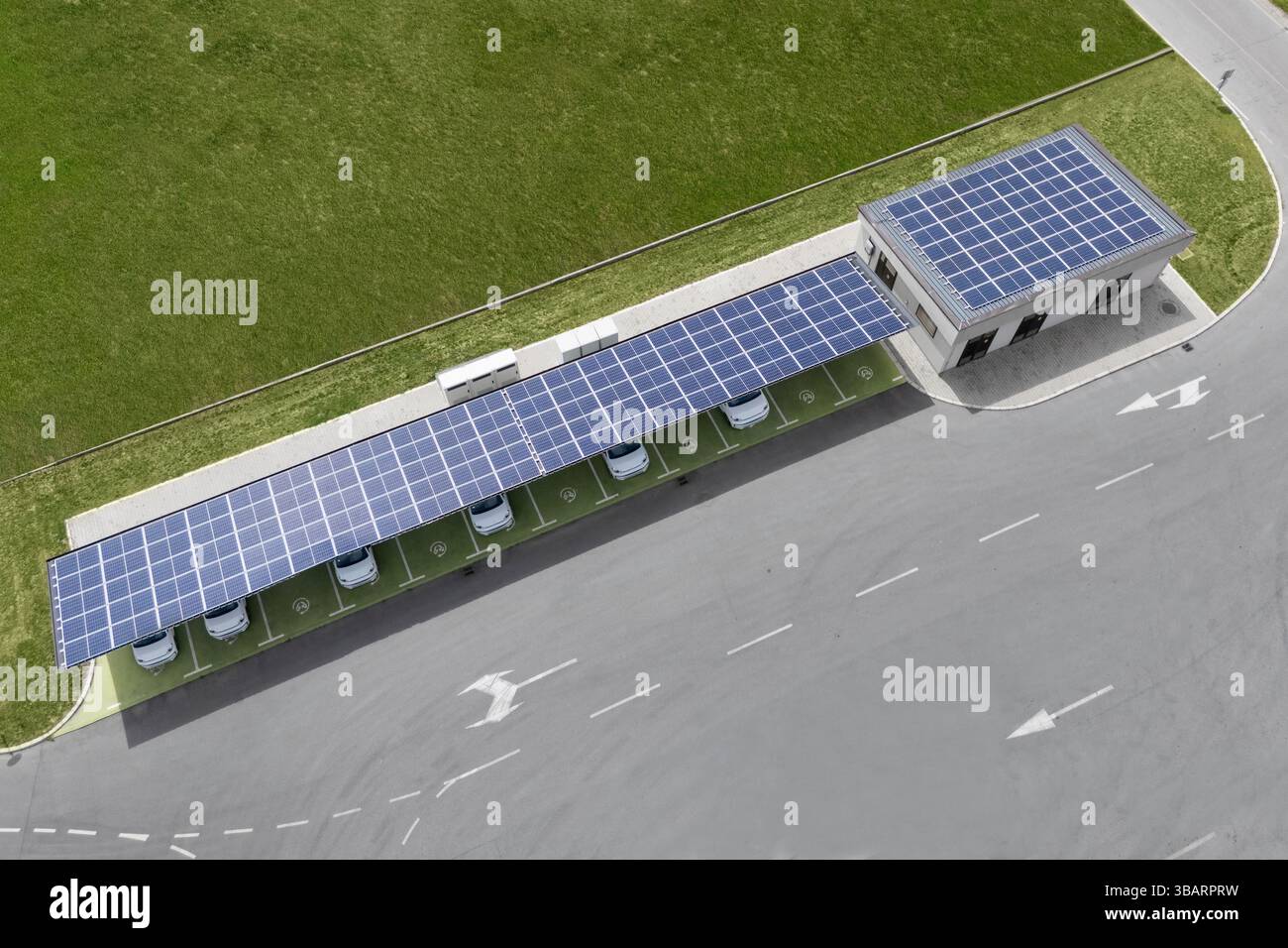 Ladestation für Elektroautos, die Energie aus Solarpaneelen bezieht. Blick auf das Sonnendach aus der Vogelperspektive. Stockfoto