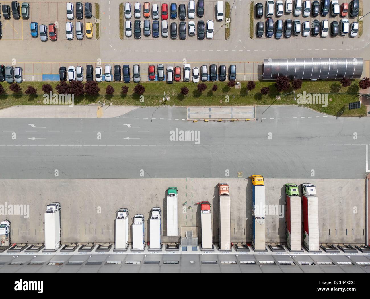 Luftaufnahme des Logistikzentrums. Stockfoto