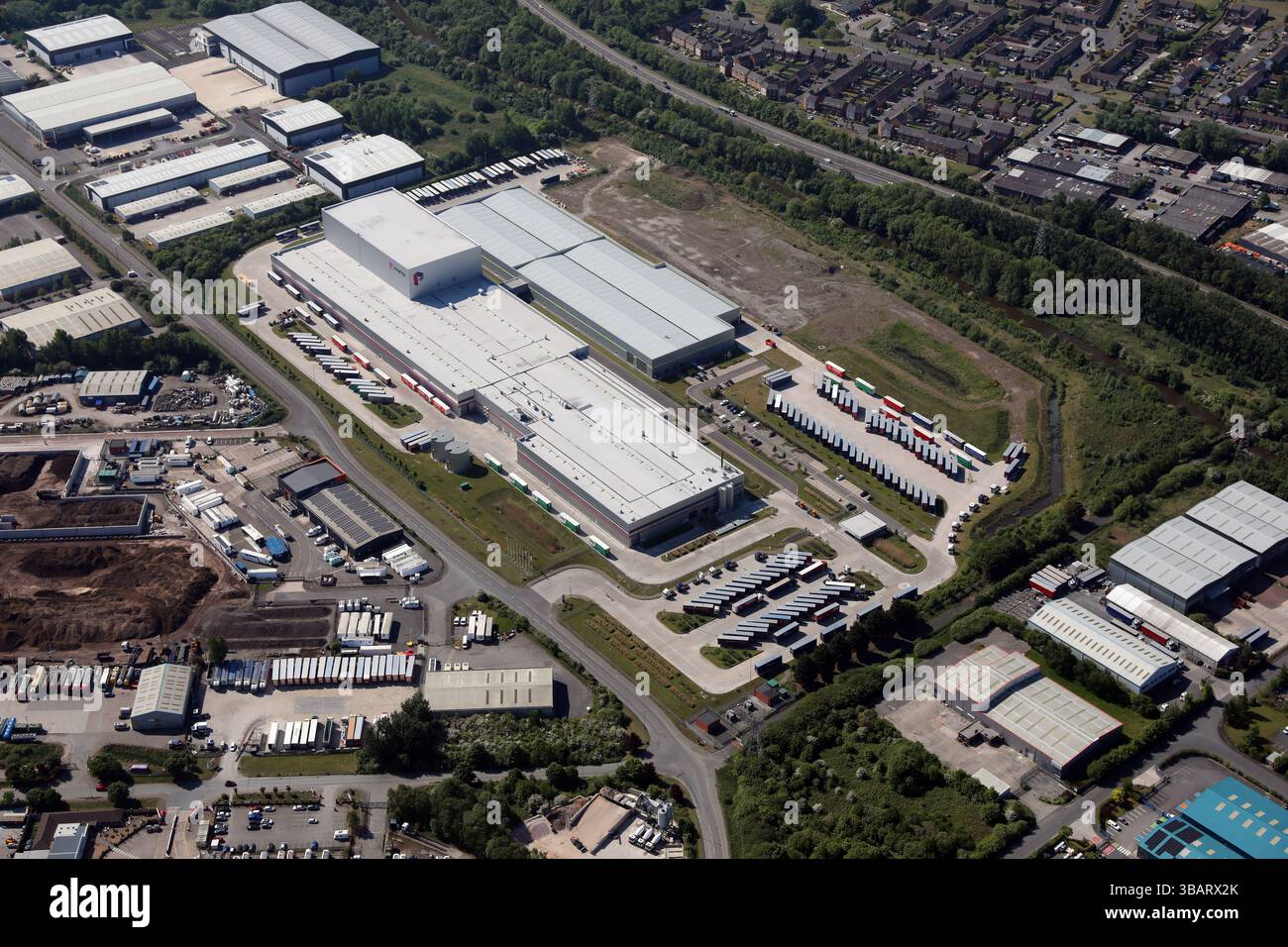 Luftaufnahme des Progroup-Gebäudes und der Industrie und des Einzelhandels in Ellesmere Port Stockfoto