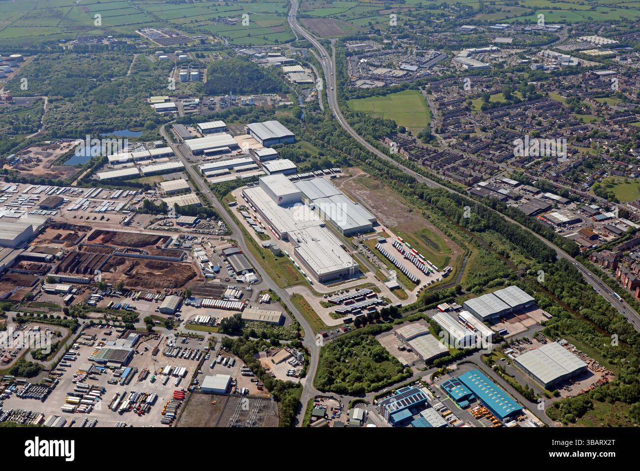 Luftaufnahme des Progroup-Gebäudes und der Industrie und des Einzelhandels in Ellesmere Port Stockfoto