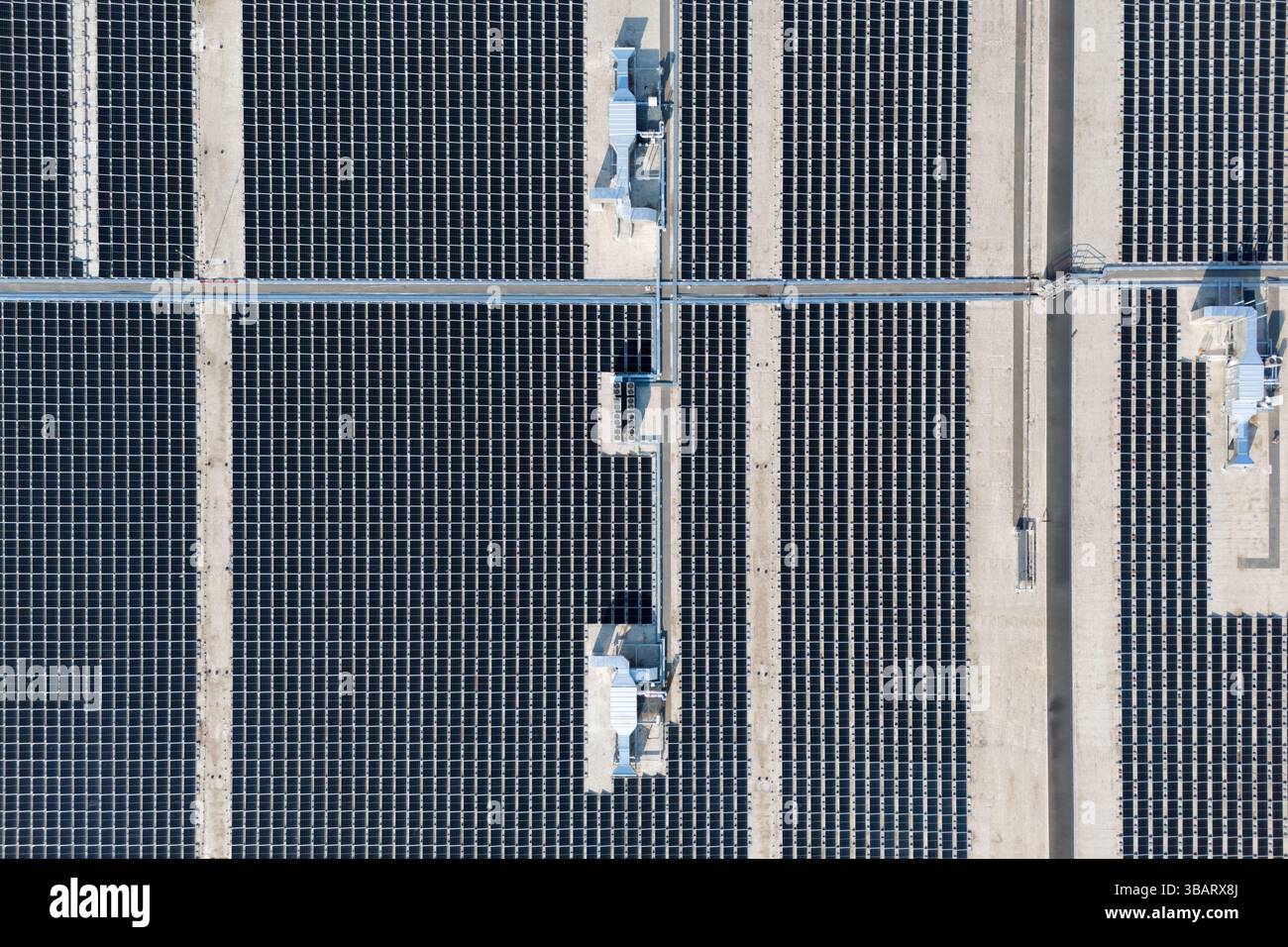 Solarpaneele auf einem Dach eines Industriebaus. Luftaufnahme. Stockfoto