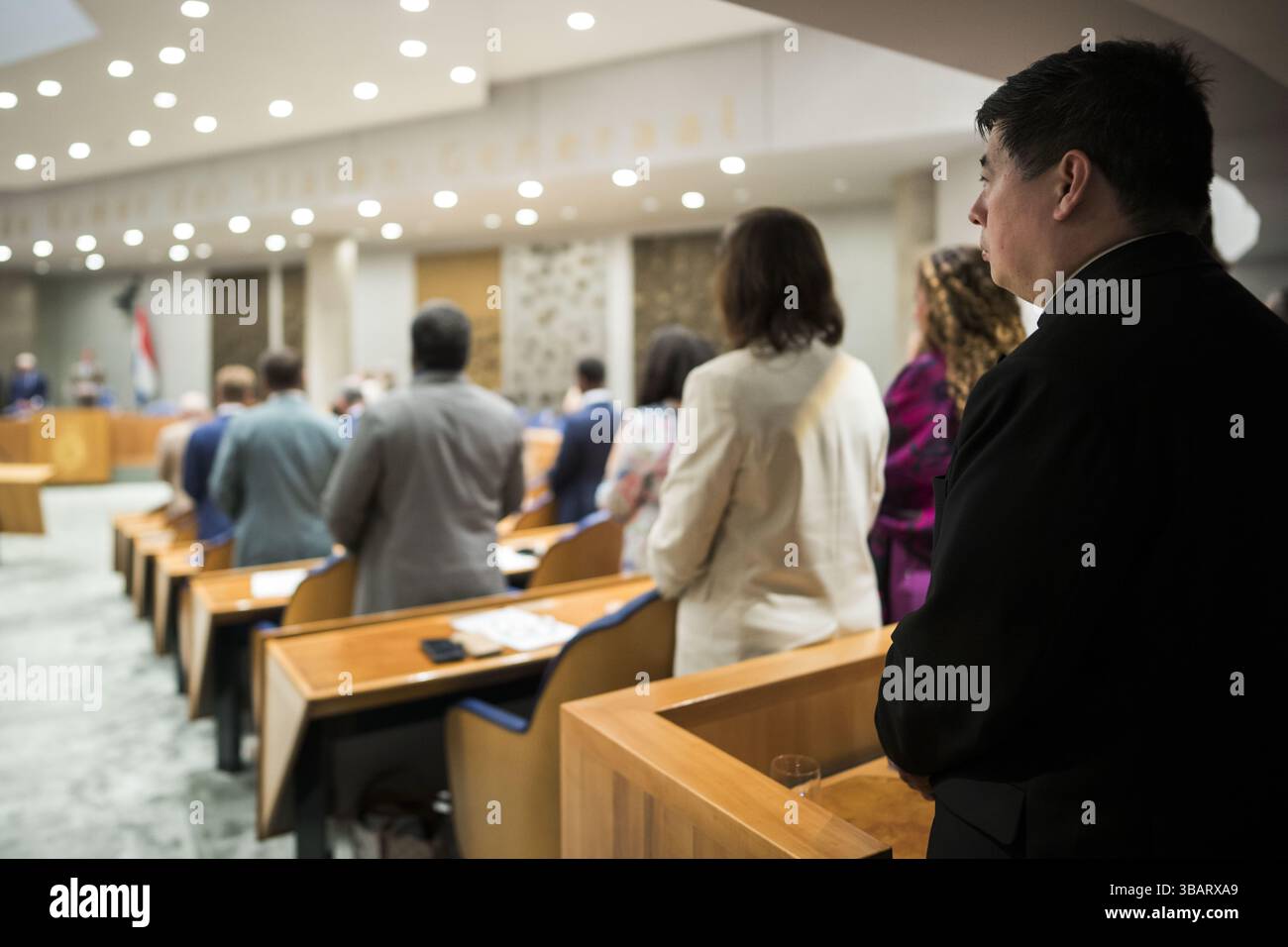 DER HAAG - Ein Vertreter des Vatikans während einer Gedenkfeier im Repräsentantenhaus nach dem Tod von Papst Franziskus. ANP FREEK VAN DEN BERGH niederlande aus - belgien aus Stockfoto