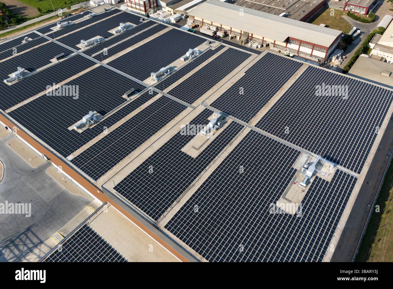 Solarpaneele auf einem Dach eines Industriebaus. Luftaufnahme. Stockfoto