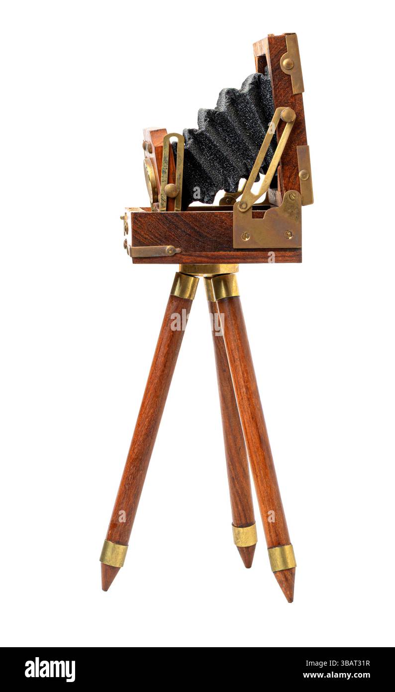 Antike Holzfaltkamera, die auf einem Stativ steht und die Geschichte der Fotografie zeigt Stockfoto
