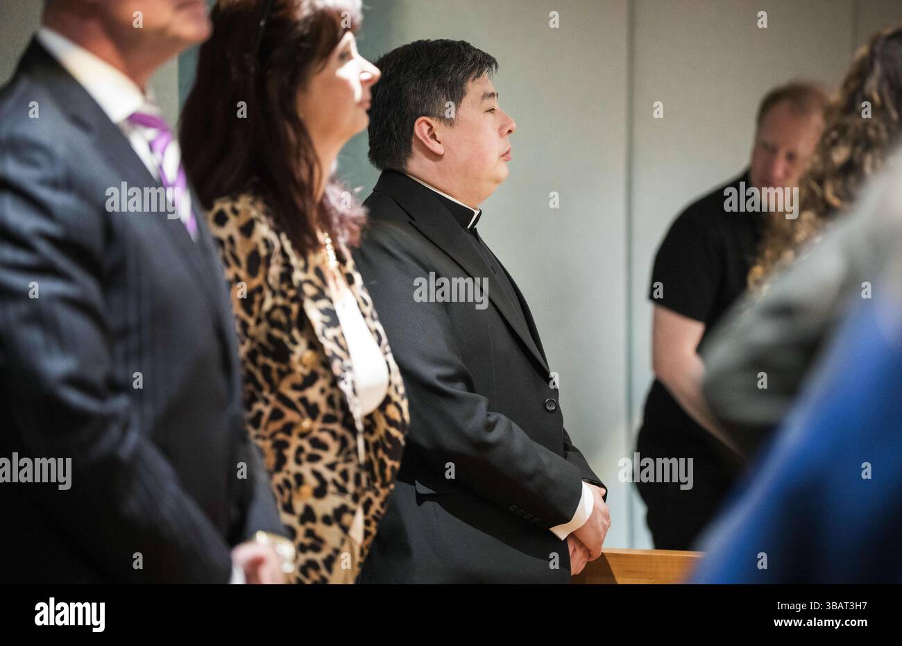 DER HAAG - Ein Vertreter des Vatikans während einer Gedenkfeier im Repräsentantenhaus nach dem Tod von Papst Franziskus. ANP FREEK VAN DEN BERGH niederlande aus - belgien aus Stockfoto