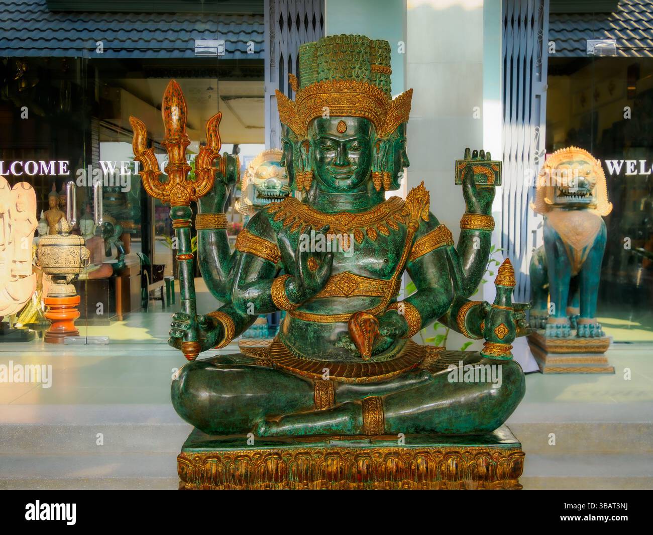 Eine große Statue in grünem Stein in einem Touristengeschäft in Siem Reap, Kambodscha Stockfoto
