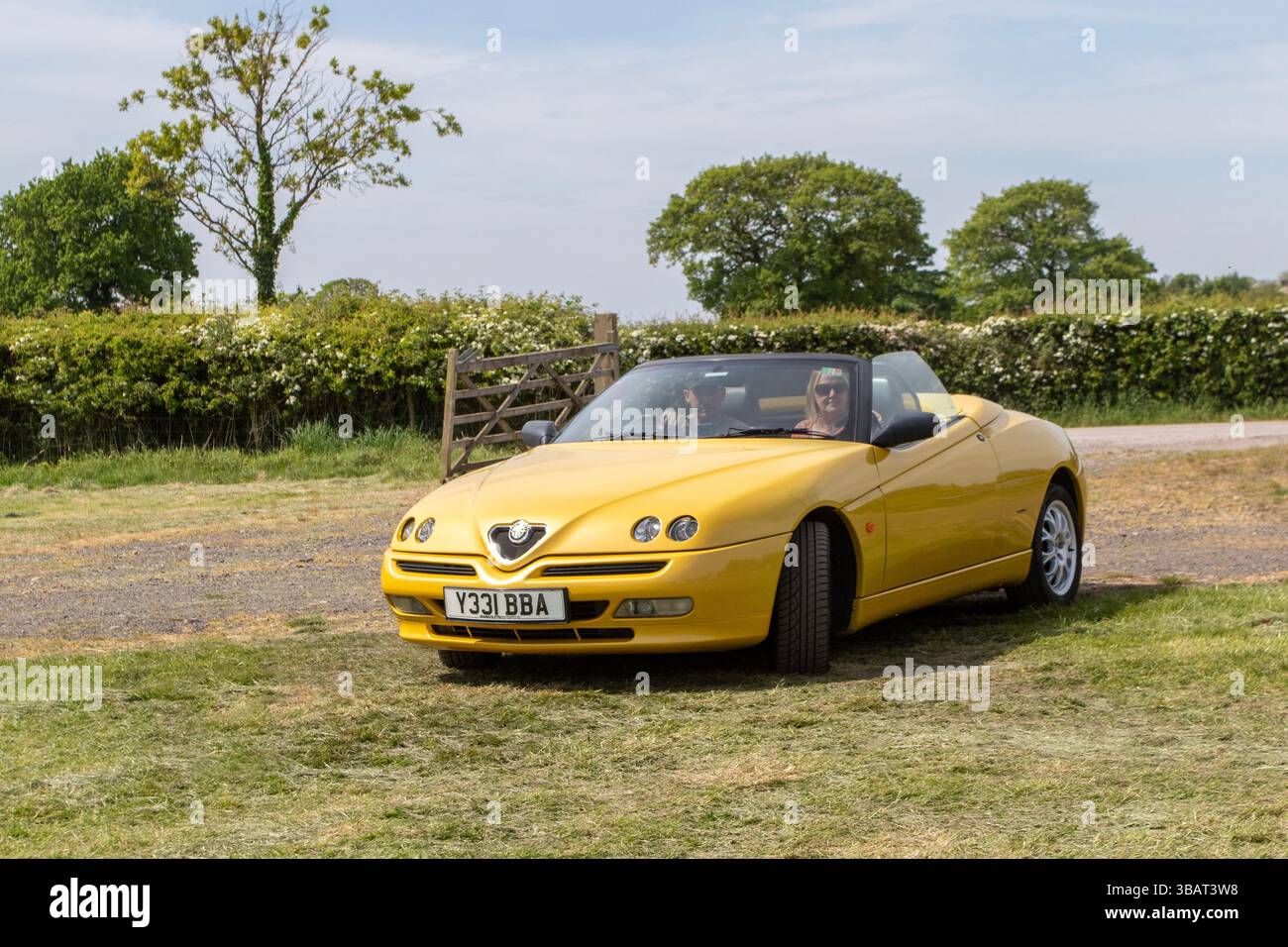 2001 Yellow Alfa Romeo Spider T Spark Car Roadster Benzinmotor 1970 ccm; 2025 Räder nach Norden, italienische Autokultur, modifizierter Klassiker und Supersportwagen, Longridge, England, Großbritannien Stockfoto