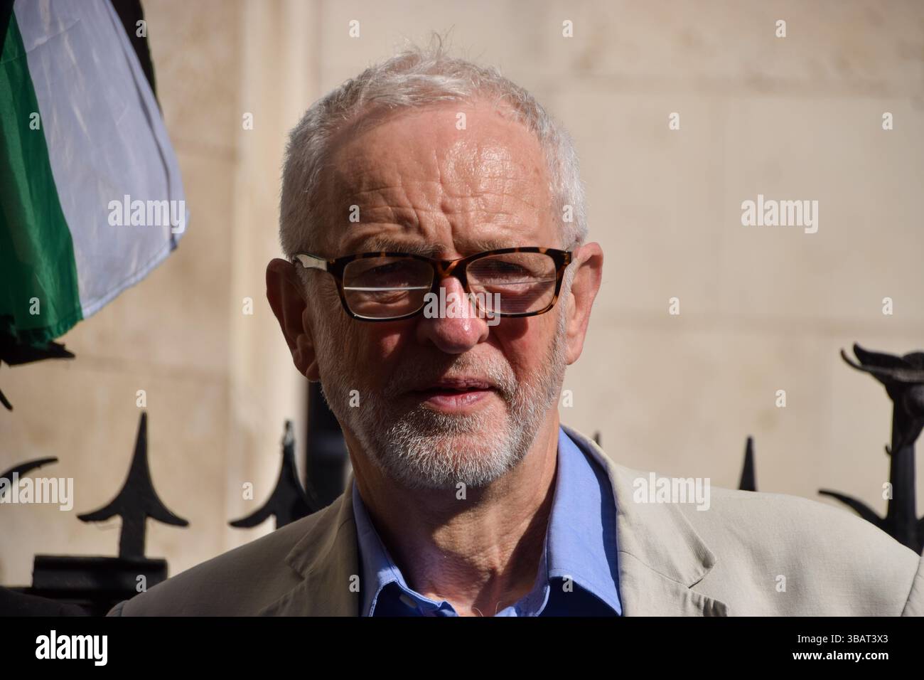 London, Großbritannien. Mai 2025. Jeremy Corbyn, ehemaliger Labour-Führer, steht vor dem High Court während der rechtlichen Auseinandersetzung gegen die britische Regierung wegen der laufenden Genehmigung von Waffenexporten nach Israel. Die Aktivisten sagen, dass die Waffen mit möglichen Kriegsverbrechen gegen Palästinenser in Gaza in Verbindung stehen. Quelle: SOPA Images Limited/Alamy Live News Stockfoto London, Großbritannien. Mai 2025. Jeremy Corbyn, ehemaliger Labour-Führer, steht vor dem High Court während der rechtlichen Auseinandersetzung gegen die britische Regierung wegen der laufenden Genehmigung von Waffenexporten nach Israel. Die Aktivisten sagen, dass die Waffen mit möglichen Kriegsverbrechen gegen Palästinenser in Gaza in Verbindung stehen. Quelle: SOPA Images Limited/Alamy Live News Stockfoto