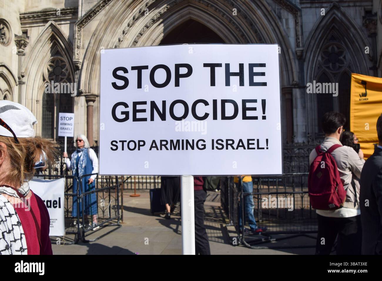 London, Großbritannien. Mai 2025. Auf einem Plakat steht "Stop the Genocide", während sich Aktivisten verschiedener Gruppen vor dem High Court während der rechtlichen Auseinandersetzung gegen die britische Regierung wegen der laufenden Genehmigung von Waffenexporten nach Israel versammeln. Die Aktivisten sagen, dass die Waffen mit möglichen Kriegsverbrechen gegen Palästinenser in Gaza in Verbindung stehen. Quelle: SOPA Images Limited/Alamy Live News Stockfoto London, Großbritannien. Mai 2025. Auf einem Plakat steht "Stop the Genocide", während sich Aktivisten verschiedener Gruppen vor dem High Court während der rechtlichen Auseinandersetzung gegen die britische Regierung wegen der laufenden Genehmigung von Waffenexporten nach Israel versammeln. Die Aktivisten sagen, dass die Waffen mit möglichen Kriegsverbrechen gegen Palästinenser in Gaza in Verbindung stehen. Quelle: SOPA Images Limited/Alamy Live News Stockfoto