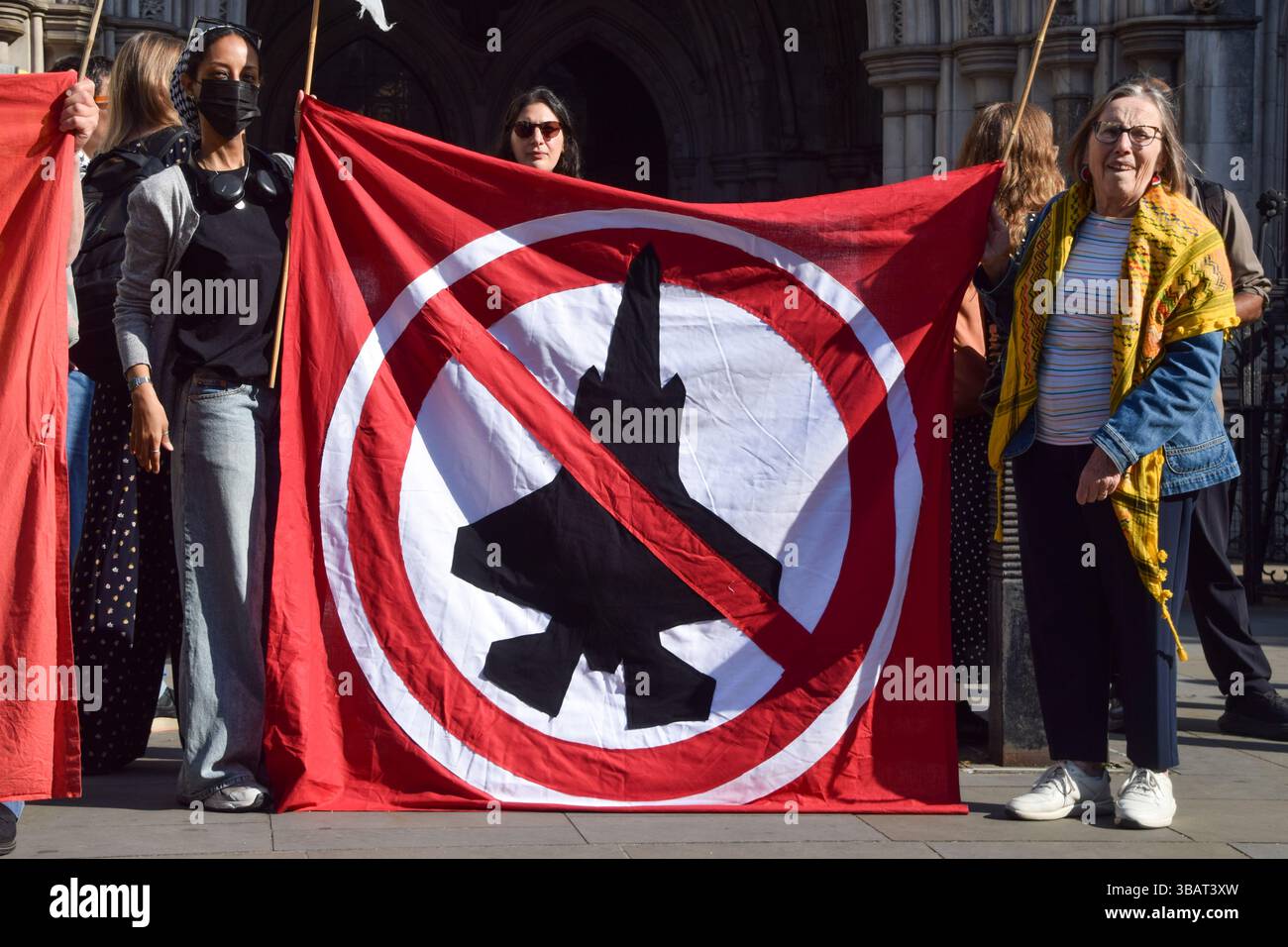 London, Großbritannien. Mai 2025. Demonstranten halten ein Banner, das einen Kampfflugzeug zeigt, während Aktivisten verschiedener Gruppen sich vor dem High Court während der rechtlichen Auseinandersetzung gegen die britische Regierung wegen der laufenden Genehmigung von Waffenexporten nach Israel versammeln. Die Aktivisten sagen, dass die Waffen mit möglichen Kriegsverbrechen gegen Palästinenser in Gaza in Verbindung stehen. Quelle: SOPA Images Limited/Alamy Live News Stockfoto London, Großbritannien. Mai 2025. Demonstranten halten ein Banner, das einen Kampfflugzeug zeigt, während Aktivisten verschiedener Gruppen sich vor dem High Court während der rechtlichen Auseinandersetzung gegen die britische Regierung wegen der laufenden Genehmigung von Waffenexporten nach Israel versammeln. Die Aktivisten sagen, dass die Waffen mit möglichen Kriegsverbrechen gegen Palästinenser in Gaza in Verbindung stehen. Quelle: SOPA Images Limited/Alamy Live News Stockfoto