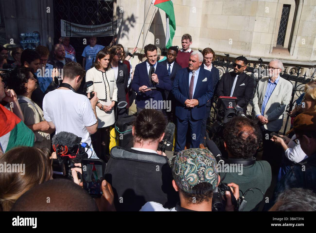 London, Großbritannien. Mai 2025. Aktivisten verschiedener Gruppen versammeln sich vor dem High Court während der rechtlichen Auseinandersetzung gegen die britische Regierung wegen der laufenden Genehmigung von Waffenexporten nach Israel. Die Aktivisten sagen, dass die Waffen mit möglichen Kriegsverbrechen gegen Palästinenser in Gaza in Verbindung stehen. Quelle: SOPA Images Limited/Alamy Live News Stockfoto London, Großbritannien. Mai 2025. Aktivisten verschiedener Gruppen versammeln sich vor dem High Court während der rechtlichen Auseinandersetzung gegen die britische Regierung wegen der laufenden Genehmigung von Waffenexporten nach Israel. Die Aktivisten sagen, dass die Waffen mit möglichen Kriegsverbrechen gegen Palästinenser in Gaza in Verbindung stehen. Quelle: SOPA Images Limited/Alamy Live News Stockfoto