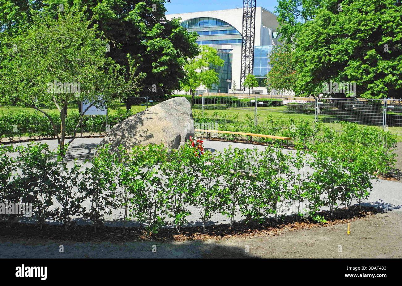 30 Tonnen schwerer Findling am einstigen Standort der Kroll-Oper als Gedenkort ausgebaut. *** 30 Tonnen schwerer Felsbrocken an der ehemaligen Stelle des Opernhauses von Kroll wurden als Gedenkstätte entfernt Stockfoto