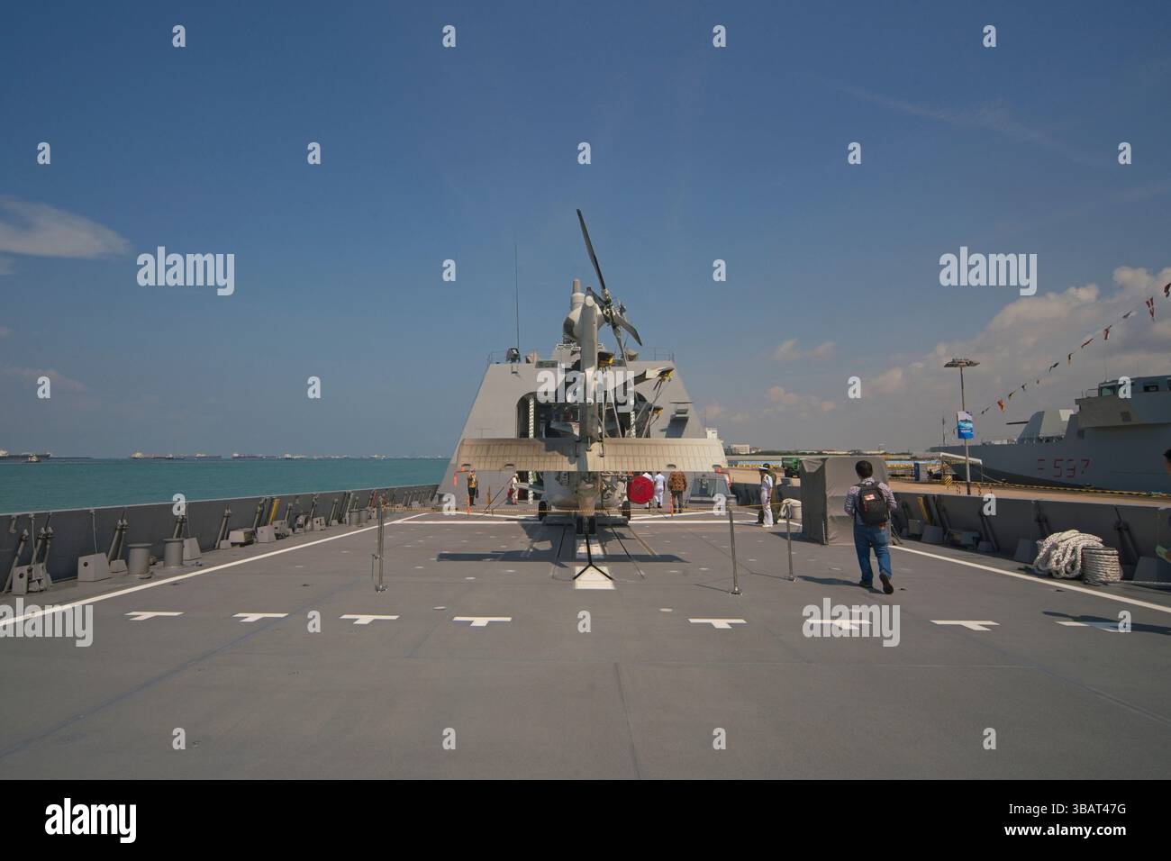 Japan Maritime Self-Defense Force JS Yahagi auf der Internationalen Maritime Defense Exhibition (IMDEX) Asia 2025 Stockfoto