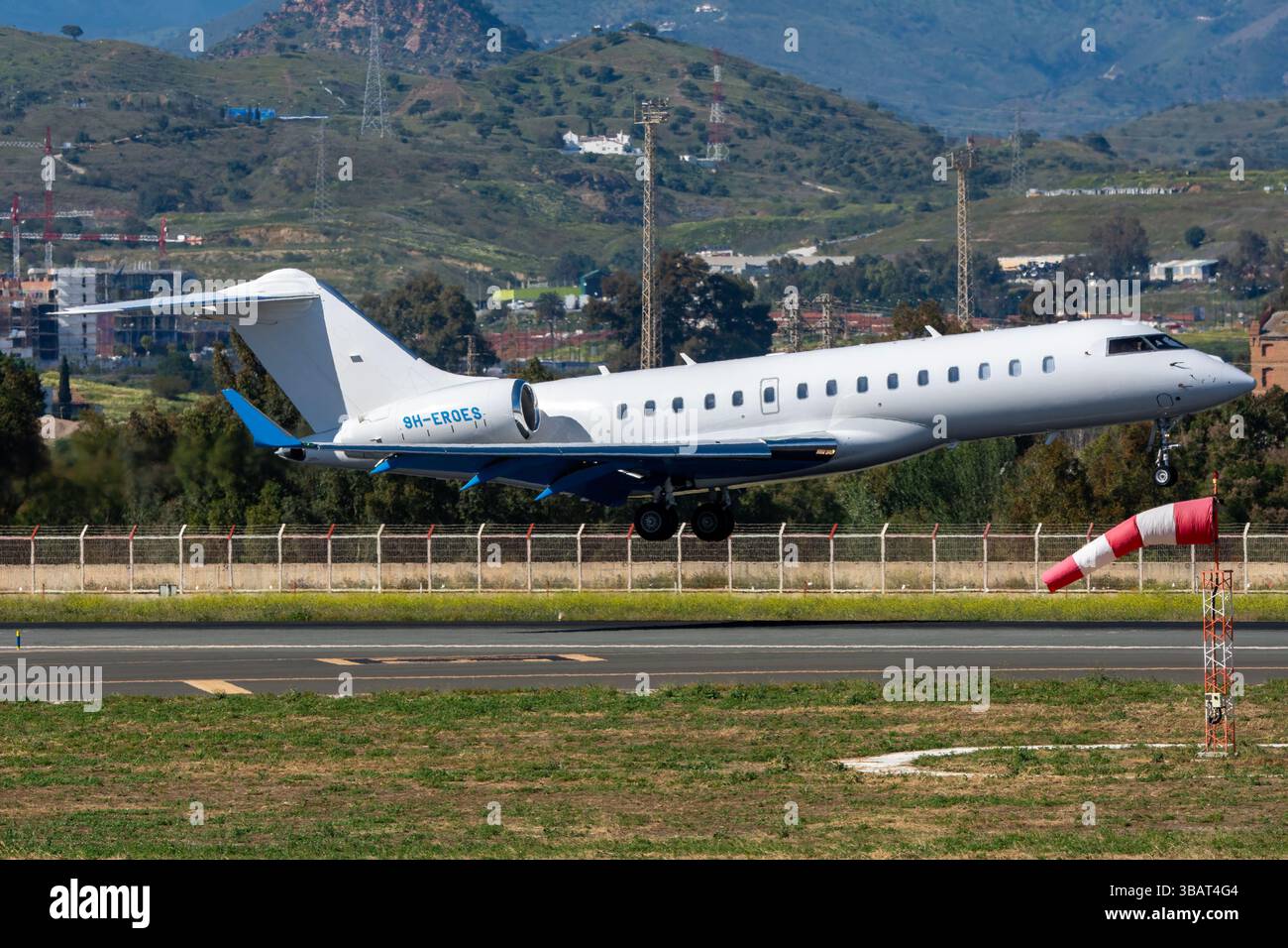 Hyperion Aviation Bombardier BD-700-1A10 Global 6000 Executive Jet Landung am Flughafen Málaga Costa del Sol, Registrierung 9H-EROES Stockfoto