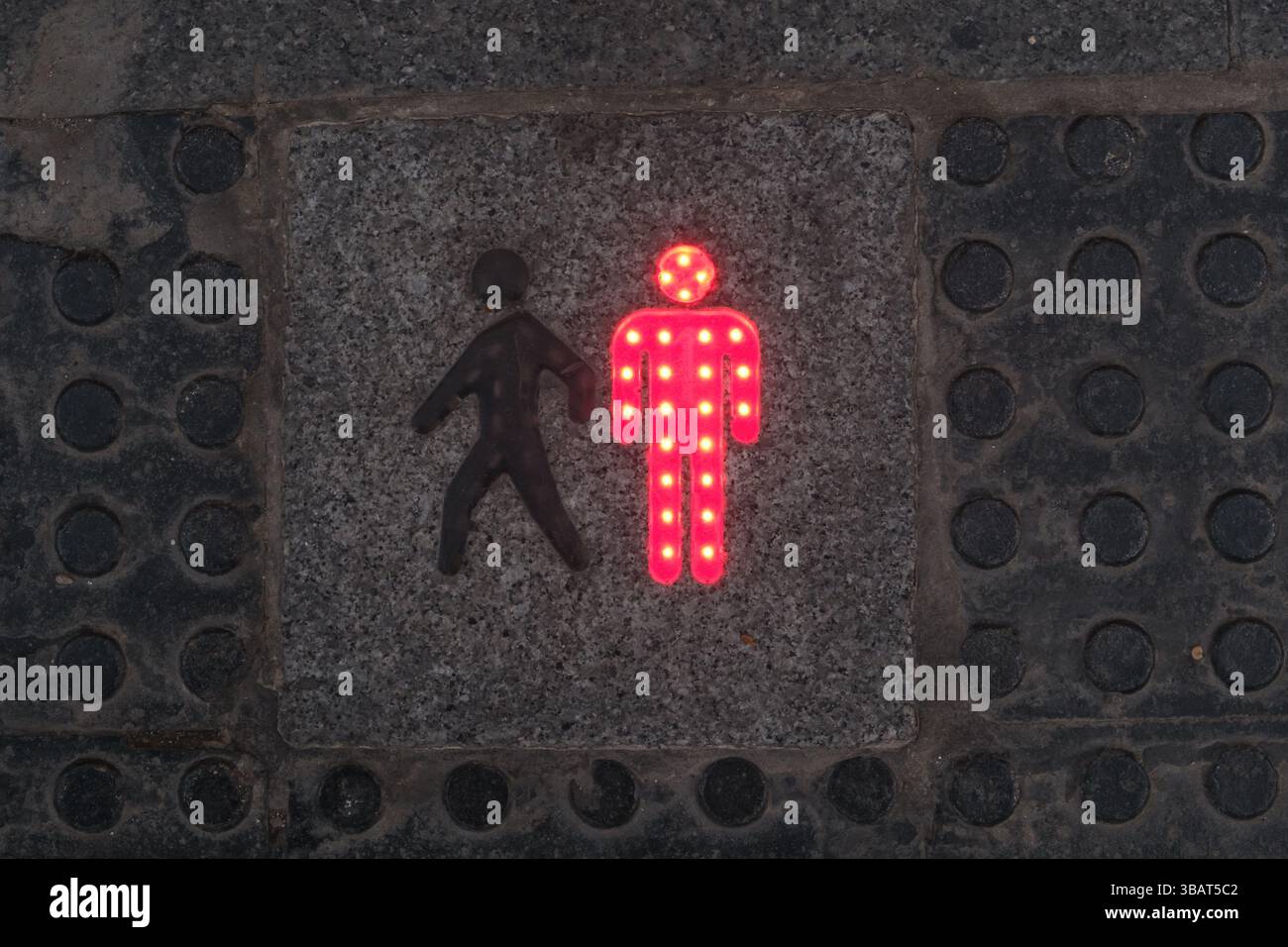 Innovative Sicherheitsvorrichtung auf der Straße in Valencia: Lichtsignale auf dem Boden sollen verhindern, dass Mobiltelefonbenutzer die Straße überqueren Stockfoto