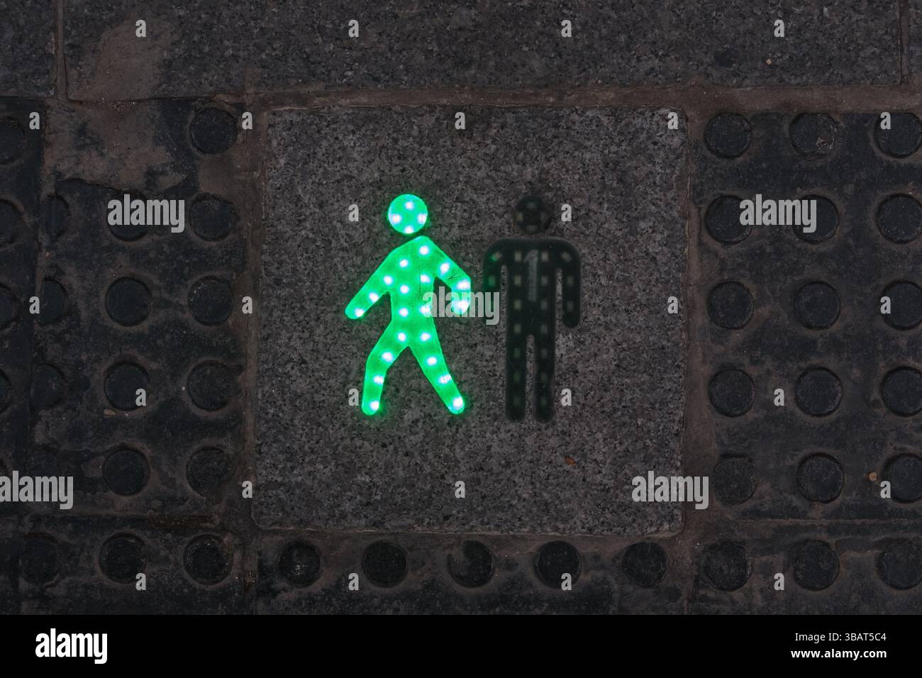 Innovative Sicherheitsvorrichtung auf der Straße in Valencia: Lichtsignale auf dem Boden sollen verhindern, dass Mobiltelefonbenutzer die Straße überqueren Stockfoto