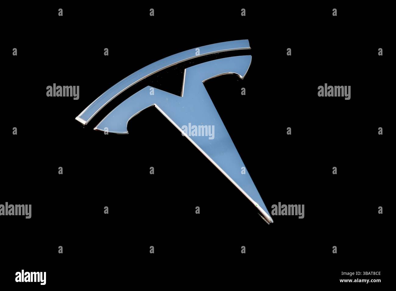 Logo auf der schwarzen Motorhaube eines Tesla Elektroautos. Stockfoto