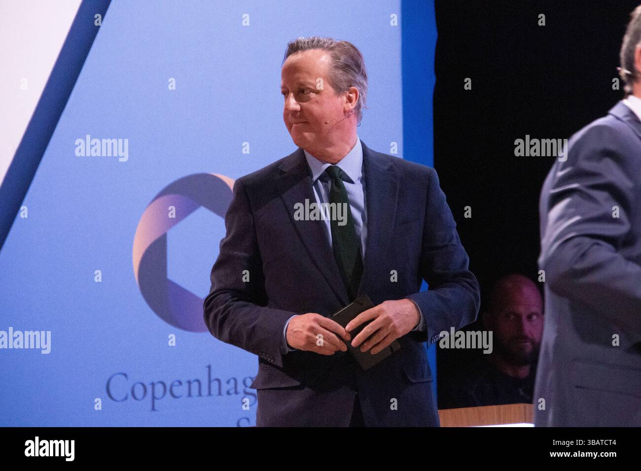 David Cameron, ehemaliger Premierminister des Vereinigten Königreichs, wurde auf der Hauptbühne des Kopenhagener Demokratiegipfels 2025 im Royal Danish Playhouse gesehen. Der Gipfel findet vom 13. Bis 14. Mai in der dänischen Hauptstadt statt. Kopenhagen Dänemark Copyright: XKristianxTuxenxLadegaardxBergx KTLB_Copenhagen_Democracy_Summit_2025_18 Stockfoto