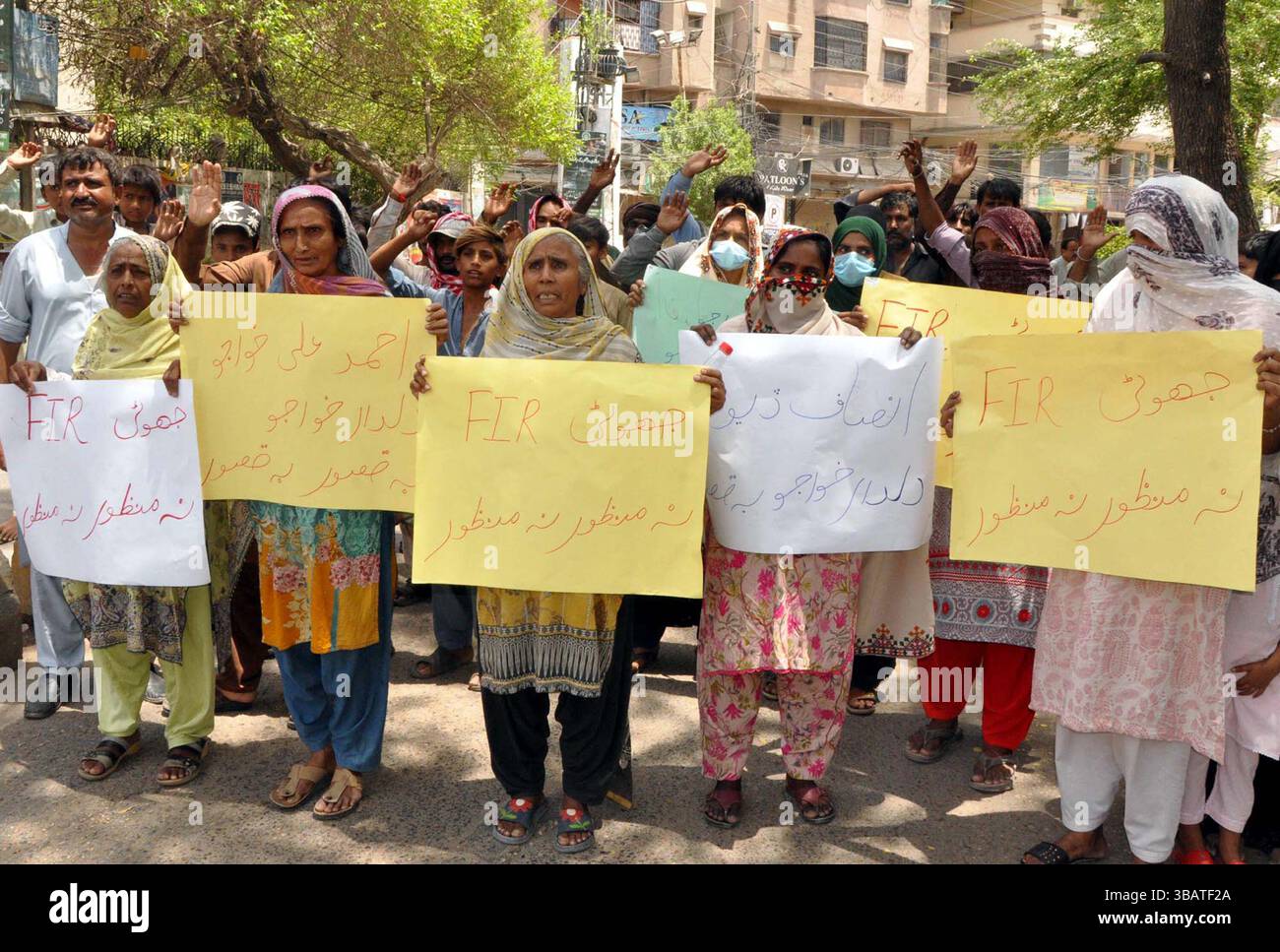 Die Bewohner Aliabads demonstrieren am Dienstag, den 13. Mai 2025, im Pressesaal von Hyderabad eine Protestdemonstration gegen die hohe Handedness einflussreicher Menschen. Stockfoto