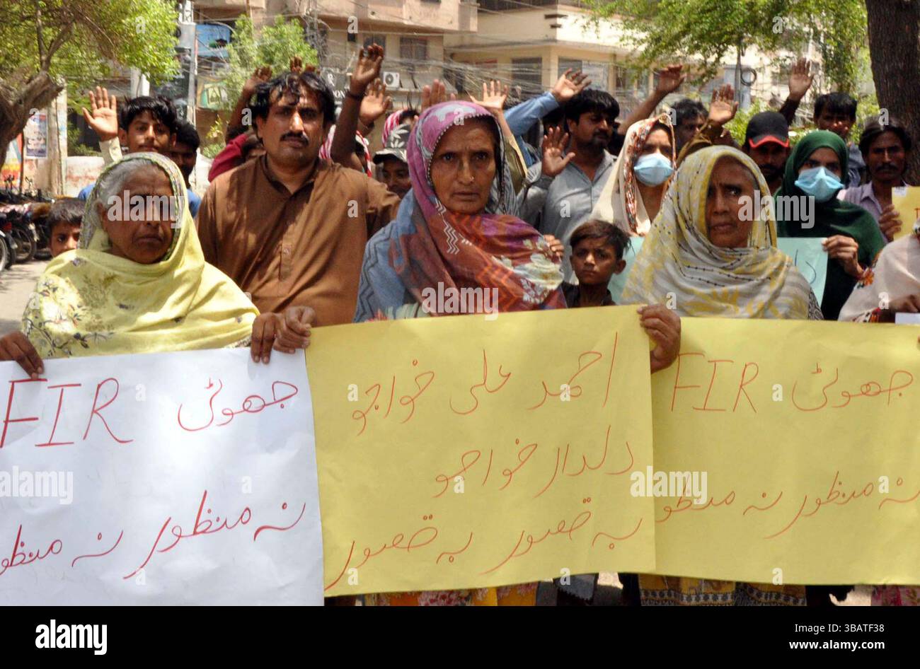 Die Bewohner Aliabads demonstrieren am Dienstag, den 13. Mai 2025, im Pressesaal von Hyderabad eine Protestdemonstration gegen die hohe Handedness einflussreicher Menschen. Stockfoto