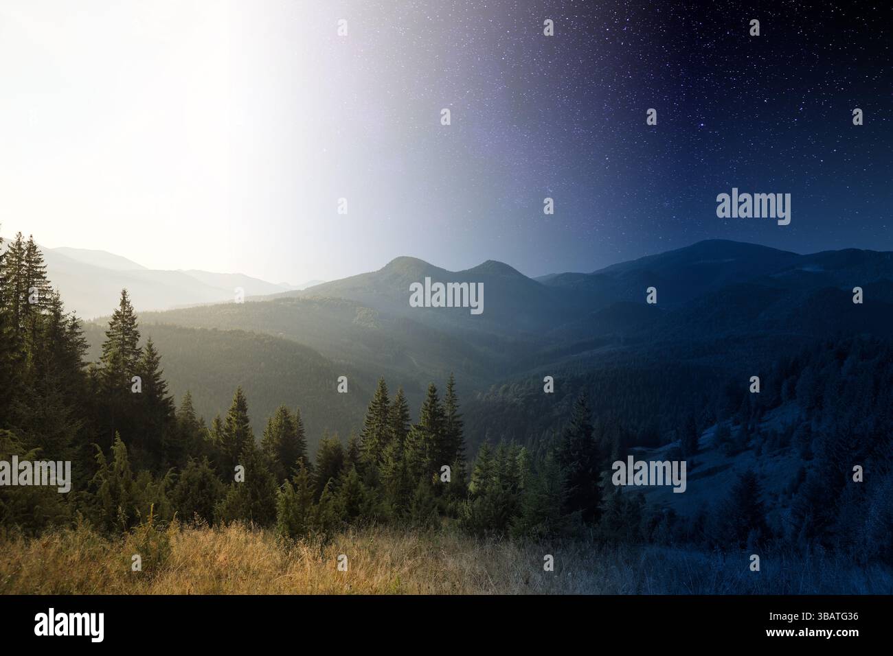 Wunderschöne Berge mit Wald bei Tag und Nacht, kombiniertes Design Stockfoto