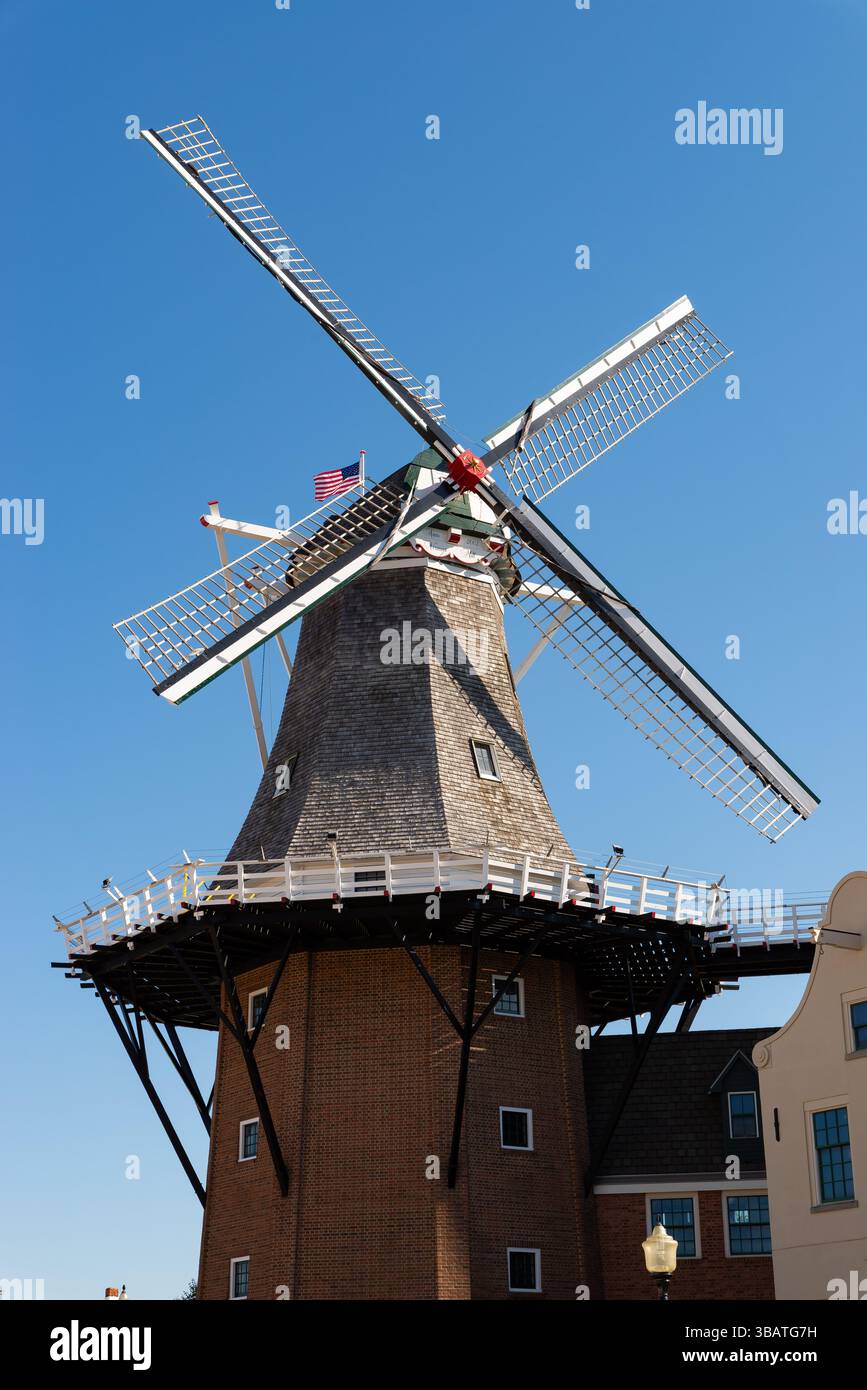 Pella, Iowa – USA – 17. September 2024: Die Vermeer-Mühle, die 2002 aus den Niederlanden in die USA gebracht wurde, in der Innenstadt von Pella, Iowa, USA Stockfoto