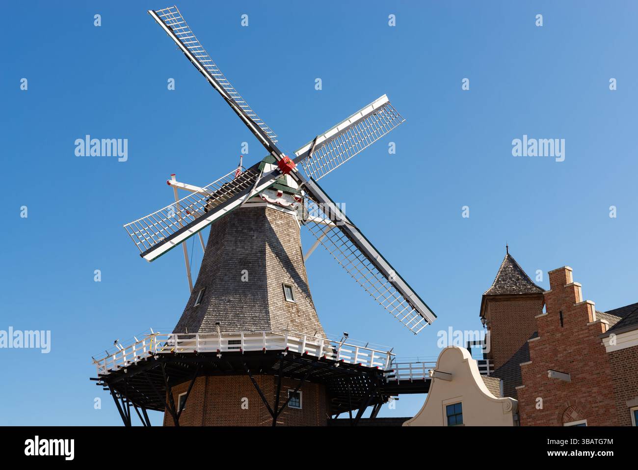 Pella, Iowa – USA – 17. September 2024: Die Vermeer-Mühle, die 2002 aus den Niederlanden in die USA gebracht wurde, in der Innenstadt von Pella, Iowa, USA Stockfoto