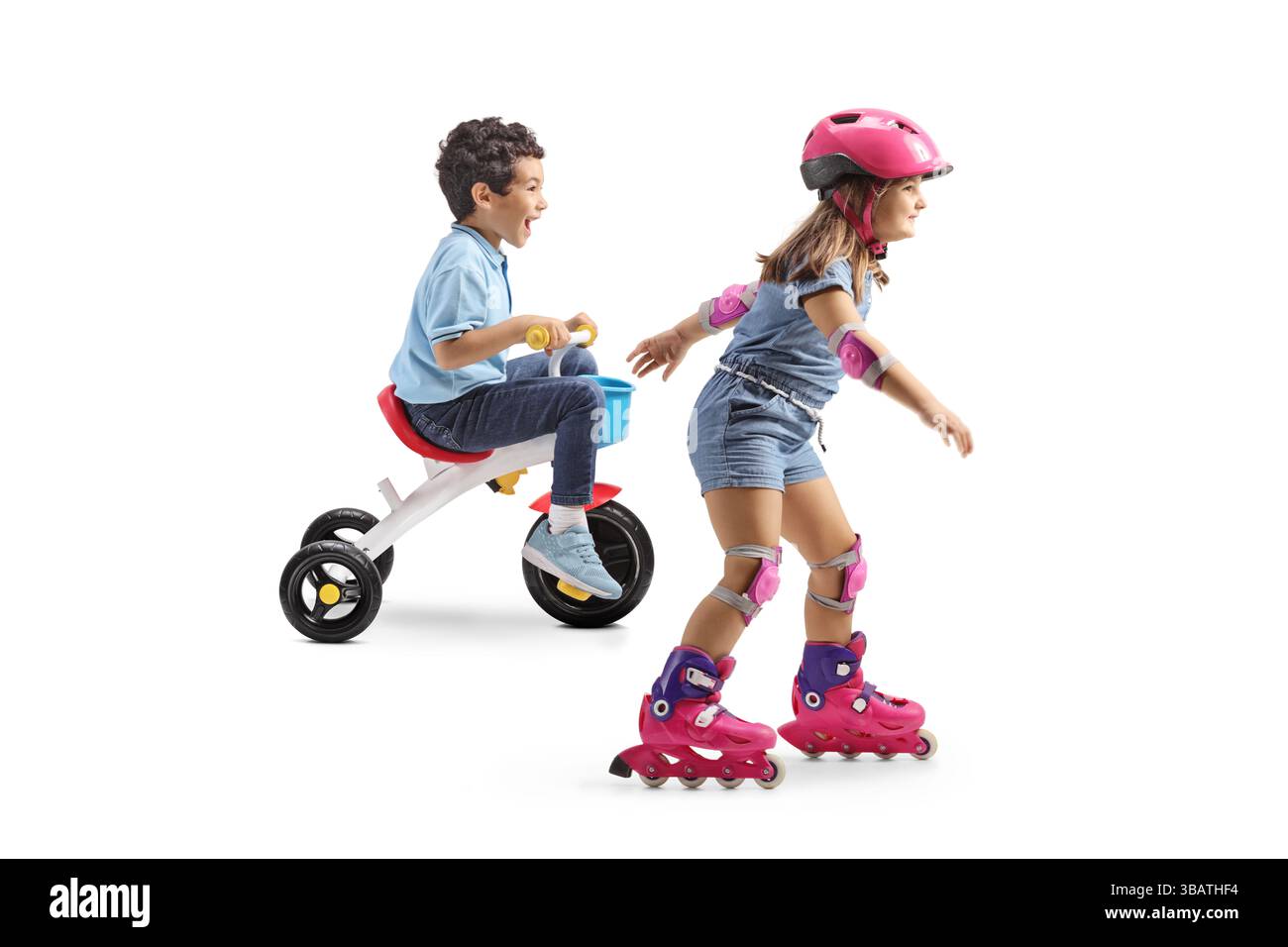 Junge auf einem Try und Mädchen reitend Rollerblades mit Helm, Knie- und Ellenbogenpolster isoliert auf weißem Hintergrund Stockfoto