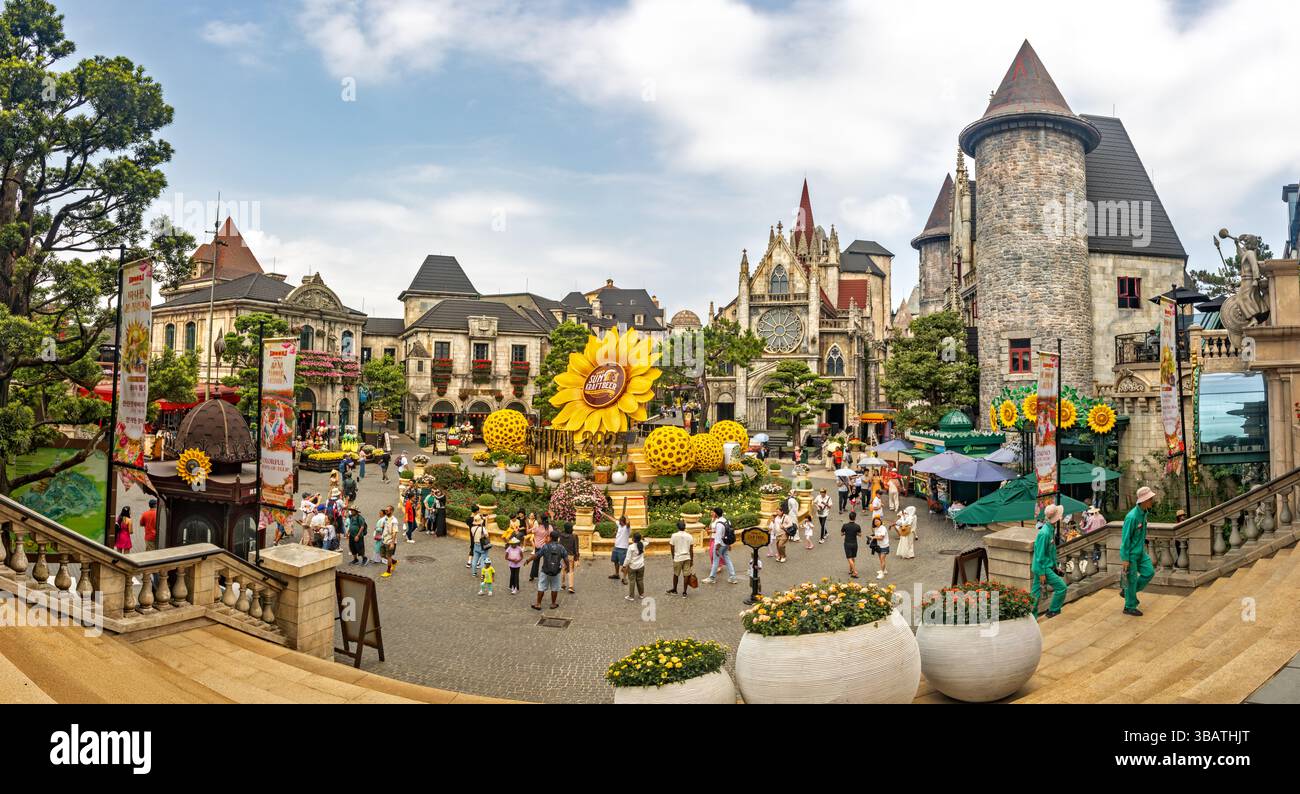 BA NA HILLS, VIETNAM, 25. April 2025, Platz mit Touristen in BA NA HILLS Stockfoto
