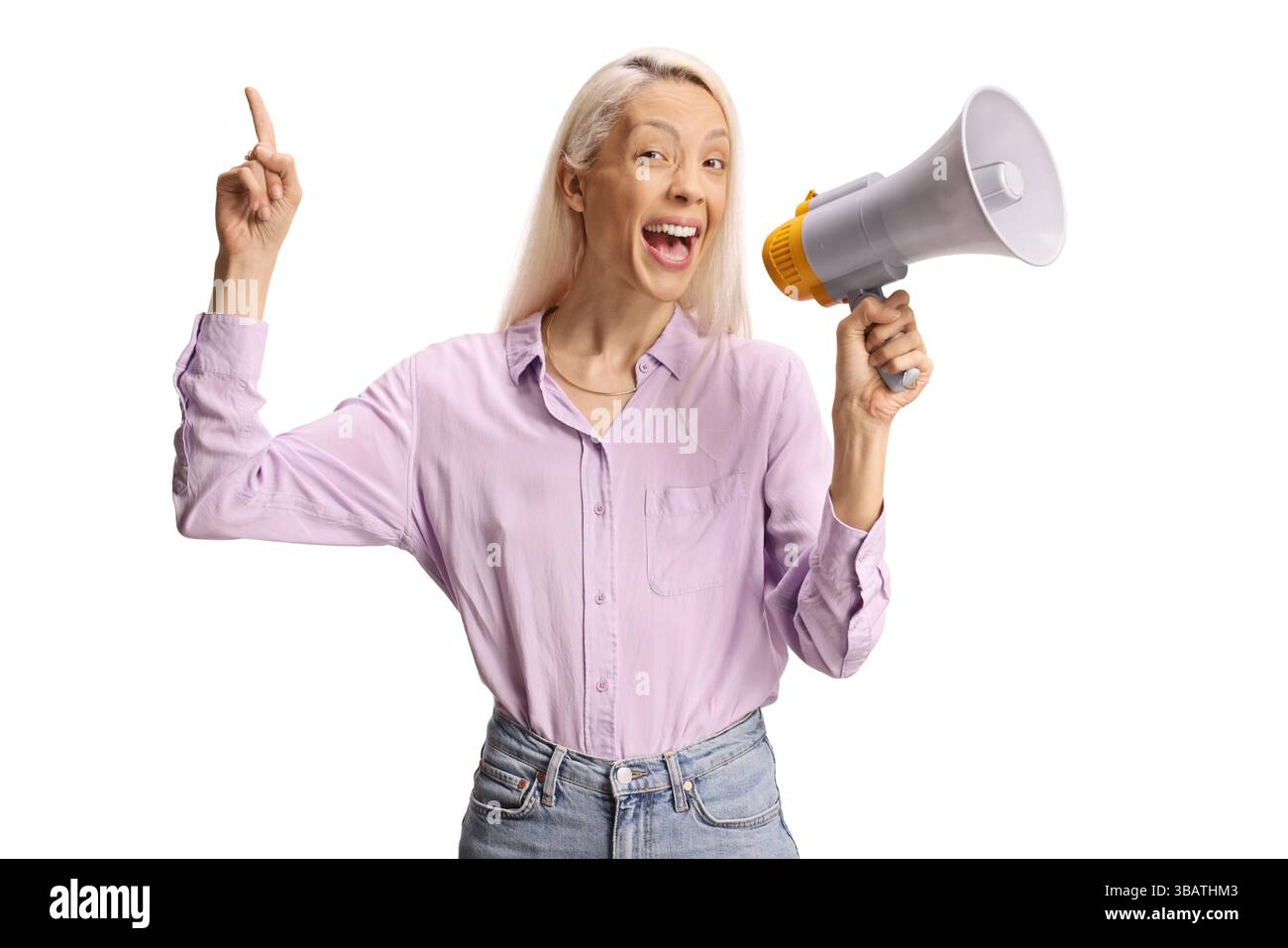 Frau, die auf einen weißen Hintergrund zeigt und ein Megaphon hält Stockfoto