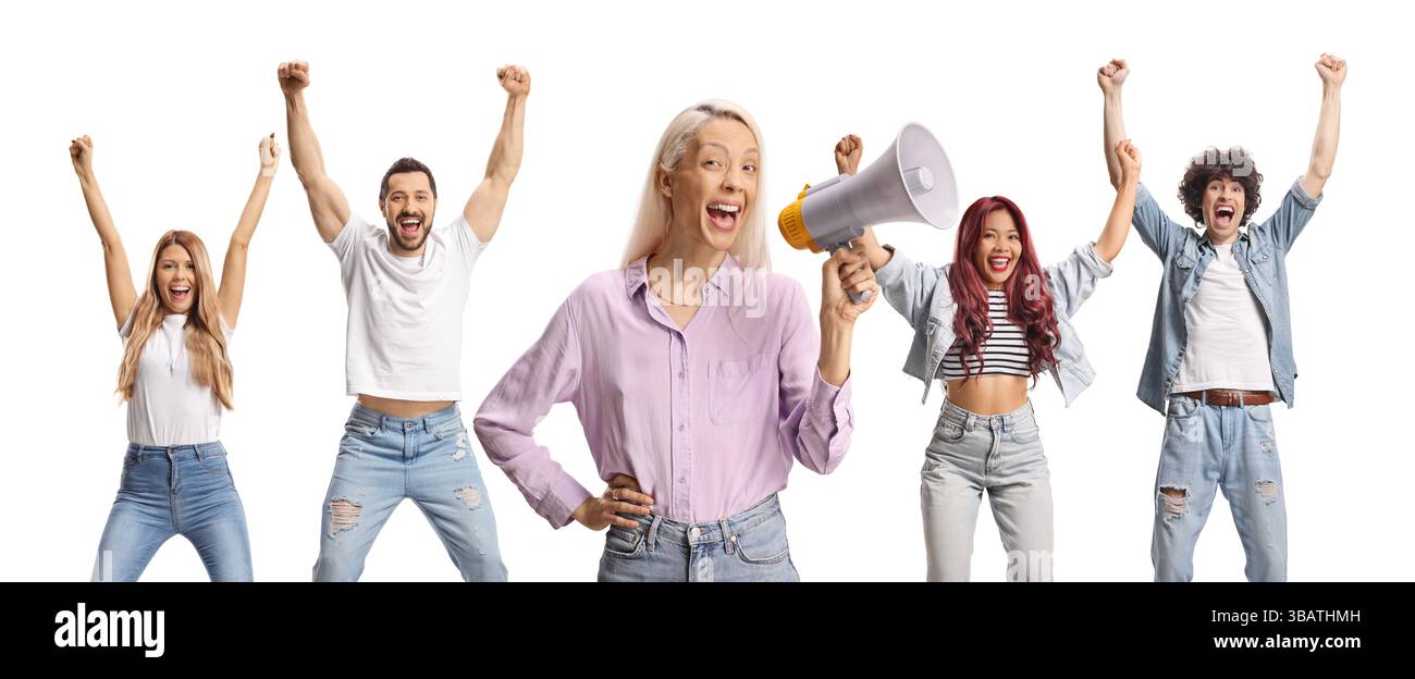 Frau mit einem Megaphon und Leute, die im Rücken jubeln, isoliert auf weißem Hintergrund Stockfoto