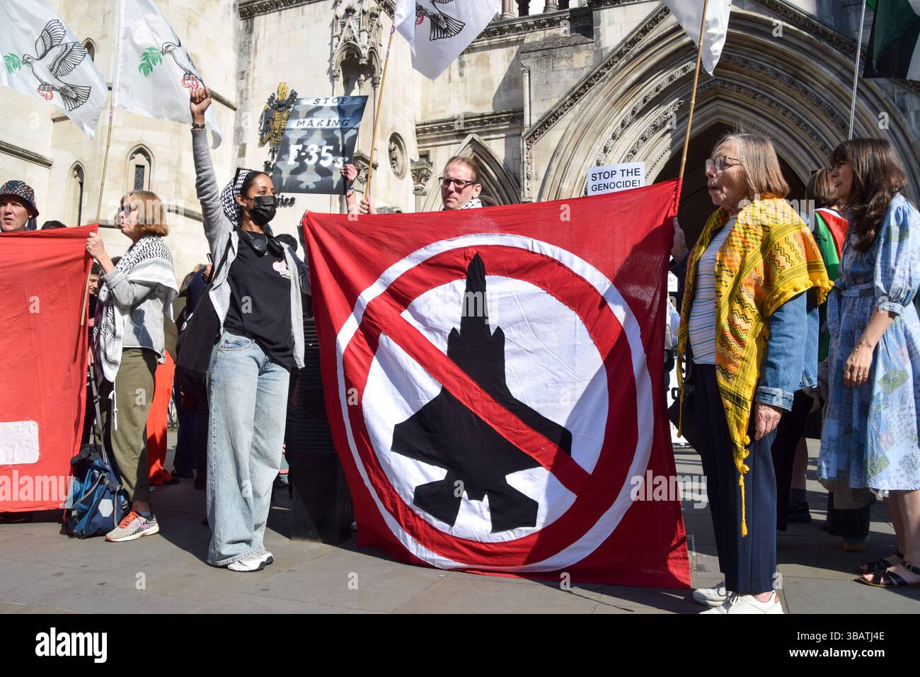 London, England, Großbritannien. Mai 2025. Aktivisten versammeln sich vor den königlichen Gerichten während einer gerichtlichen Auseinandersetzung gegen die britische Regierung wegen fortlaufender Genehmigungen für Waffenexporte nach Israel. Die Aktivisten sagen, dass die Waffen mit möglichen Kriegsverbrechen gegen Palästinenser in Gaza in Verbindung stehen. Quelle: ZUMA Press, Inc./Alamy Live News Stockfoto London, England, Großbritannien. Mai 2025. Aktivisten versammeln sich vor den königlichen Gerichten während einer gerichtlichen Auseinandersetzung gegen die britische Regierung wegen fortlaufender Genehmigungen für Waffenexporte nach Israel. Die Aktivisten sagen, dass die Waffen mit möglichen Kriegsverbrechen gegen Palästinenser in Gaza in Verbindung stehen. Quelle: ZUMA Press, Inc./Alamy Live News Stockfoto