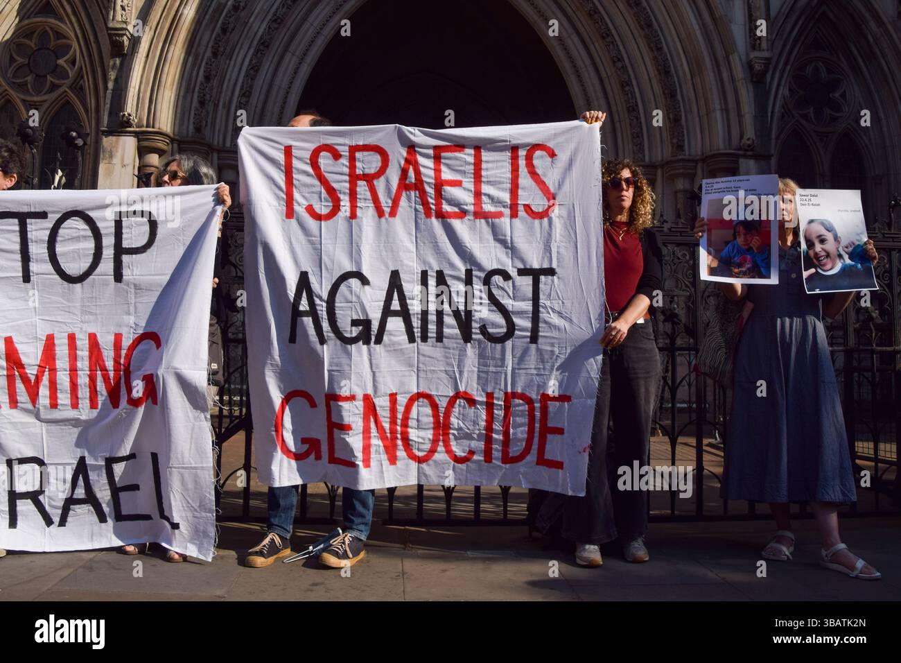 London, Großbritannien. Mai 2025. Aktivisten versammeln sich vor den königlichen Gerichten während einer gerichtlichen Auseinandersetzung gegen die britische Regierung wegen fortlaufender Genehmigungen für Waffenexporte nach Israel. Die Aktivisten sagen, dass die Waffen mit möglichen Kriegsverbrechen gegen Palästinenser in Gaza in Verbindung stehen. Quelle: Vuk Valcic/Alamy Live News Stockfoto London, Großbritannien. Mai 2025. Aktivisten versammeln sich vor den königlichen Gerichten während einer gerichtlichen Auseinandersetzung gegen die britische Regierung wegen fortlaufender Genehmigungen für Waffenexporte nach Israel. Die Aktivisten sagen, dass die Waffen mit möglichen Kriegsverbrechen gegen Palästinenser in Gaza in Verbindung stehen. Quelle: Vuk Valcic/Alamy Live News Stockfoto