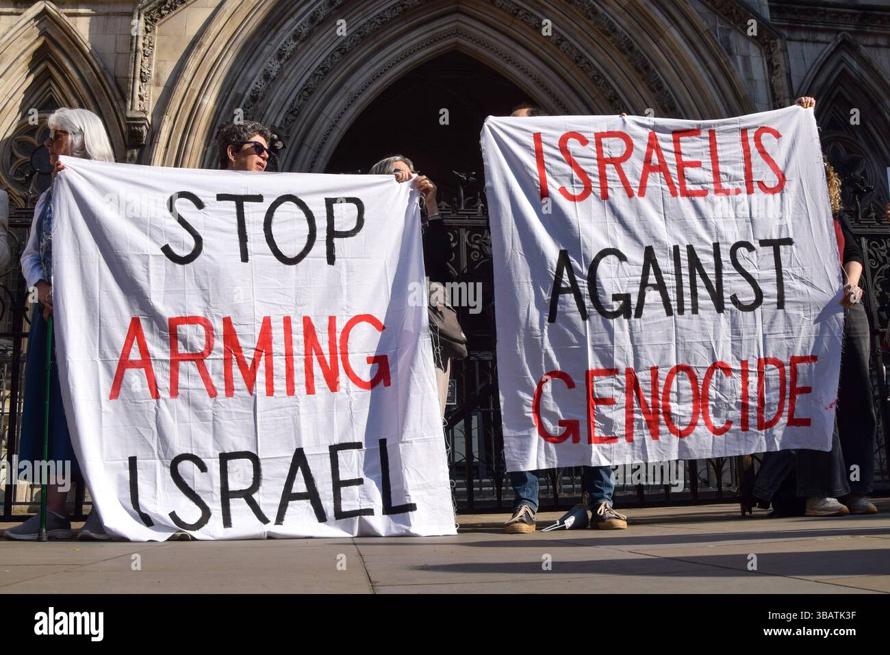London, Großbritannien. Mai 2025. Aktivisten versammeln sich vor den königlichen Gerichten während einer gerichtlichen Auseinandersetzung gegen die britische Regierung wegen fortlaufender Genehmigungen für Waffenexporte nach Israel. Die Aktivisten sagen, dass die Waffen mit möglichen Kriegsverbrechen gegen Palästinenser in Gaza in Verbindung stehen. Quelle: Vuk Valcic/Alamy Live News Stockfoto London, Großbritannien. Mai 2025. Aktivisten versammeln sich vor den königlichen Gerichten während einer gerichtlichen Auseinandersetzung gegen die britische Regierung wegen fortlaufender Genehmigungen für Waffenexporte nach Israel. Die Aktivisten sagen, dass die Waffen mit möglichen Kriegsverbrechen gegen Palästinenser in Gaza in Verbindung stehen. Quelle: Vuk Valcic/Alamy Live News Stockfoto