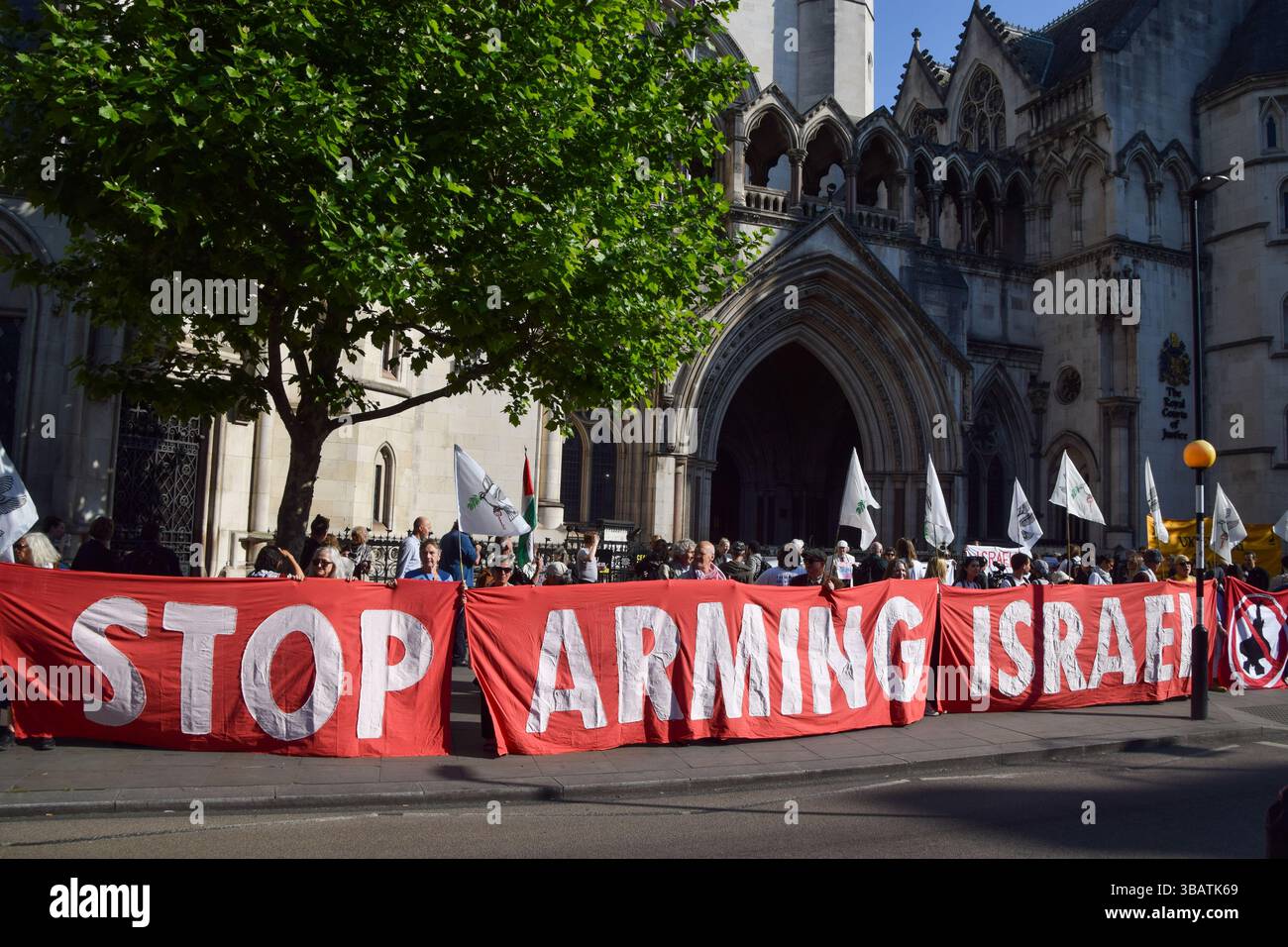 London, Großbritannien. Mai 2025. Aktivisten versammeln sich vor den königlichen Gerichten während einer gerichtlichen Auseinandersetzung gegen die britische Regierung wegen fortlaufender Genehmigungen für Waffenexporte nach Israel. Die Aktivisten sagen, dass die Waffen mit möglichen Kriegsverbrechen gegen Palästinenser in Gaza in Verbindung stehen. Quelle: Vuk Valcic/Alamy Live News Stockfoto London, Großbritannien. Mai 2025. Aktivisten versammeln sich vor den königlichen Gerichten während einer gerichtlichen Auseinandersetzung gegen die britische Regierung wegen fortlaufender Genehmigungen für Waffenexporte nach Israel. Die Aktivisten sagen, dass die Waffen mit möglichen Kriegsverbrechen gegen Palästinenser in Gaza in Verbindung stehen. Quelle: Vuk Valcic/Alamy Live News Stockfoto