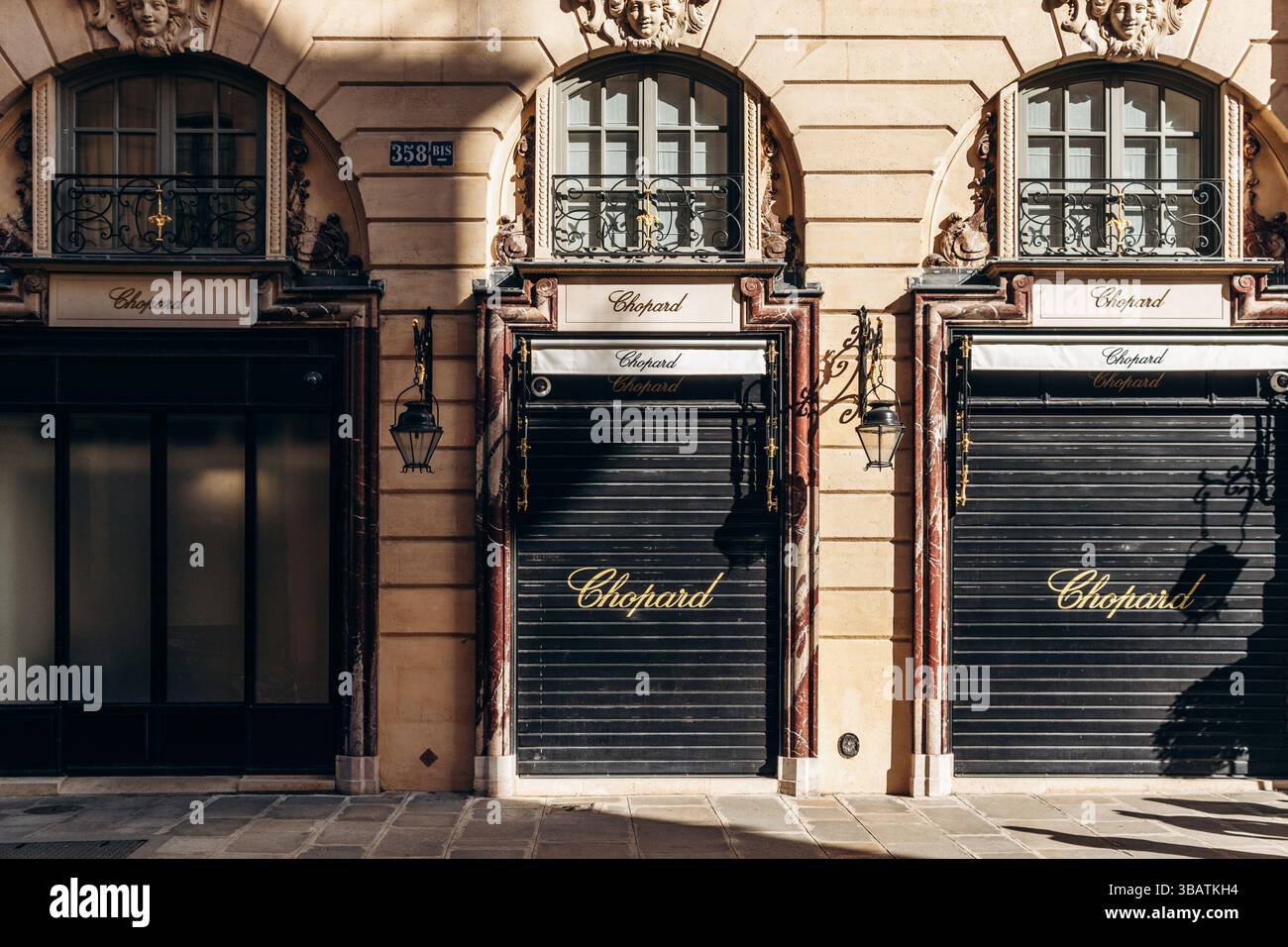 Paris, Frankreich - 23. Februar 2025: Chopard Boutique-Fassade in der Nähe des Place Vendôme Stockfoto