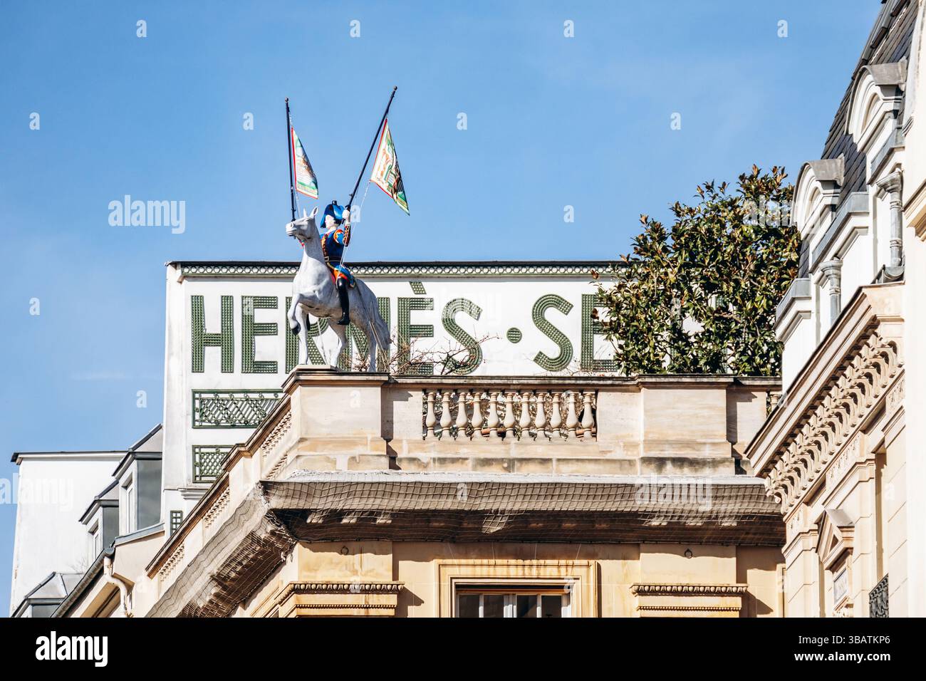 Paris, Frankreich - 23. Februar 2025: Historische Hermès-Terrasse in der Rue du Faubourg Saint Honore mit Reiterstatue, ikonischem Boutique-Schild, klassischem Paris Stockfoto