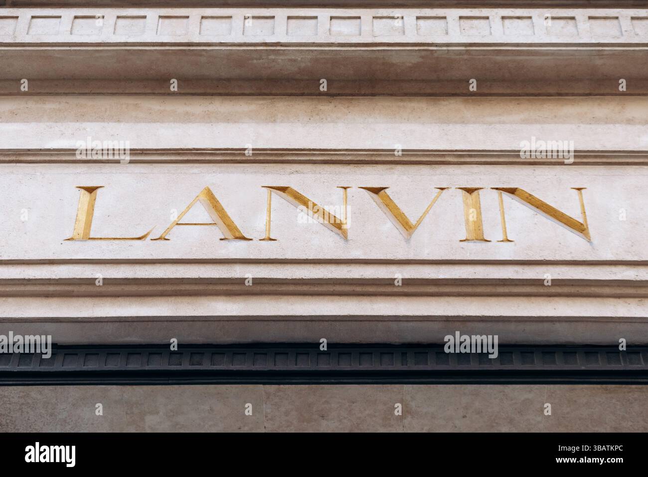 Paris, Frankreich - 23. Februar 2025: Boutique-Fassade von Lanvin in der Rue du Faubourg Saint Honore, goldenes Logo über dem Eingang, klassische Pariser Architektur, Luxus Stockfoto