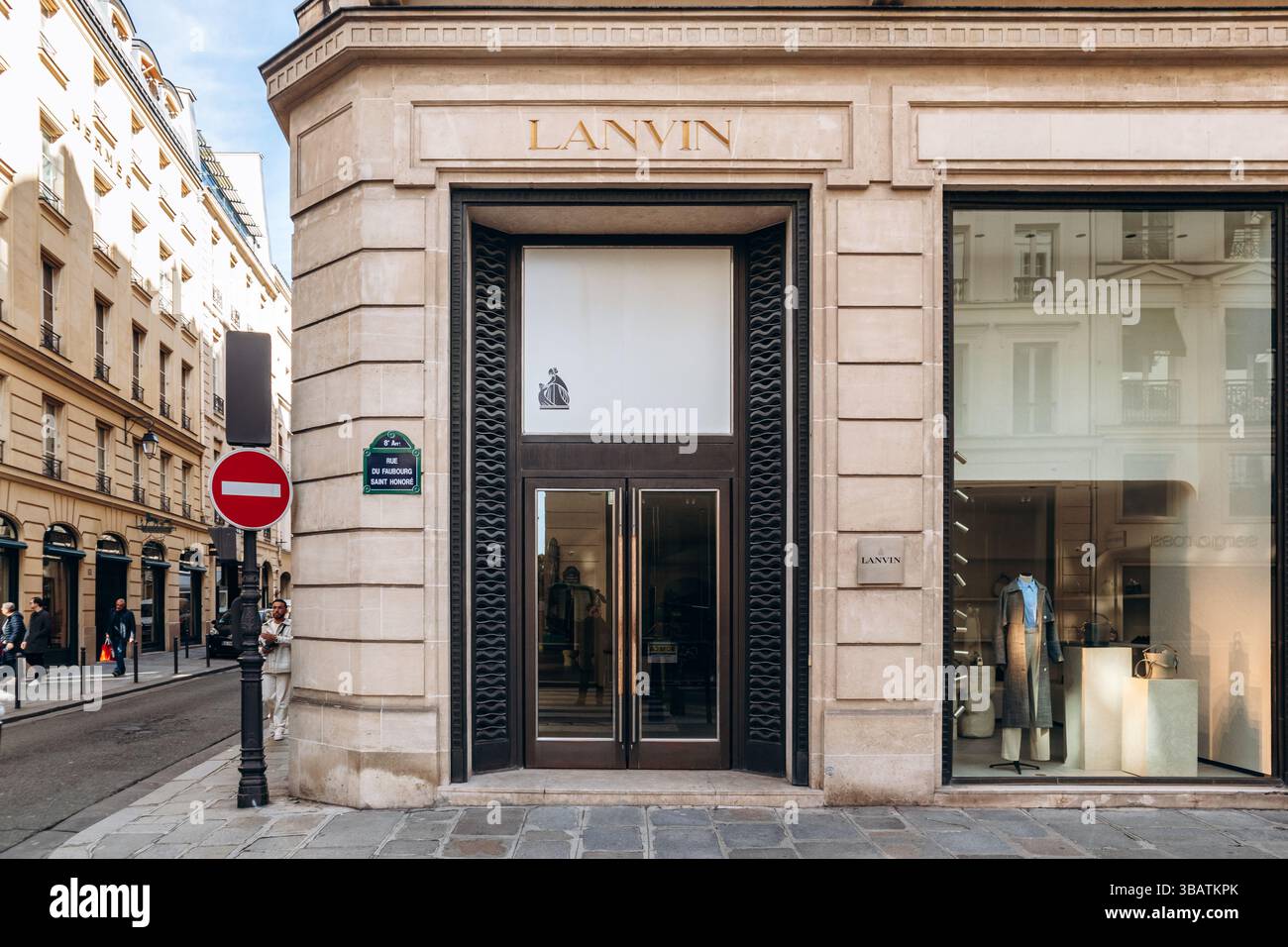 Paris, Frankreich - 23. Februar 2025: Boutique-Fassade von Lanvin in der Rue du Faubourg Saint Honore, goldenes Logo über dem Eingang, klassische Pariser Architektur, Luxus Stockfoto