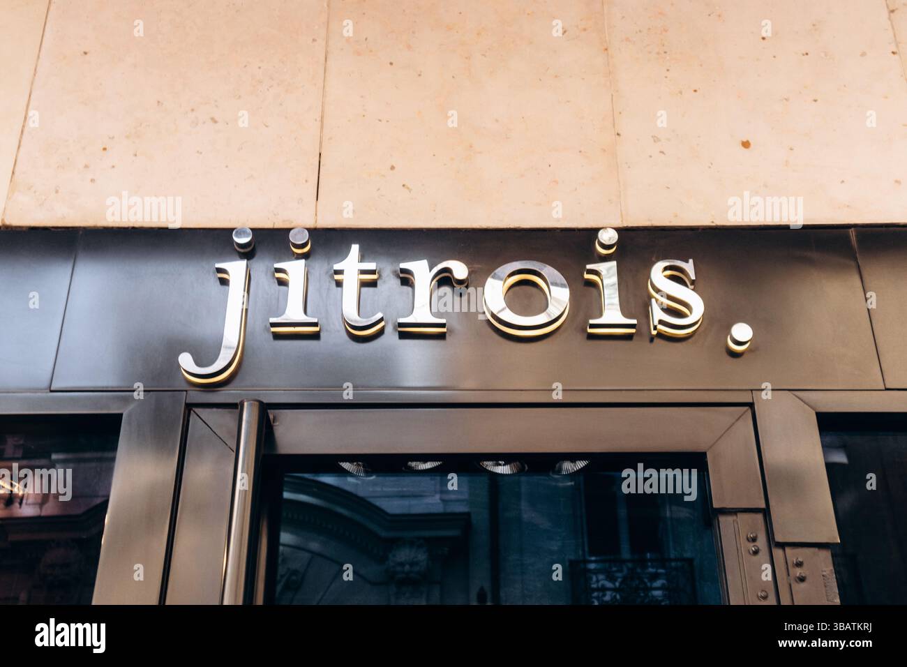 Paris, Frankreich - 23. Februar 2025: Jitrois Boutique-Schild an schwarzer Fassade, 38 rue du Faubourg Saint-Honoré, Paris Stockfoto