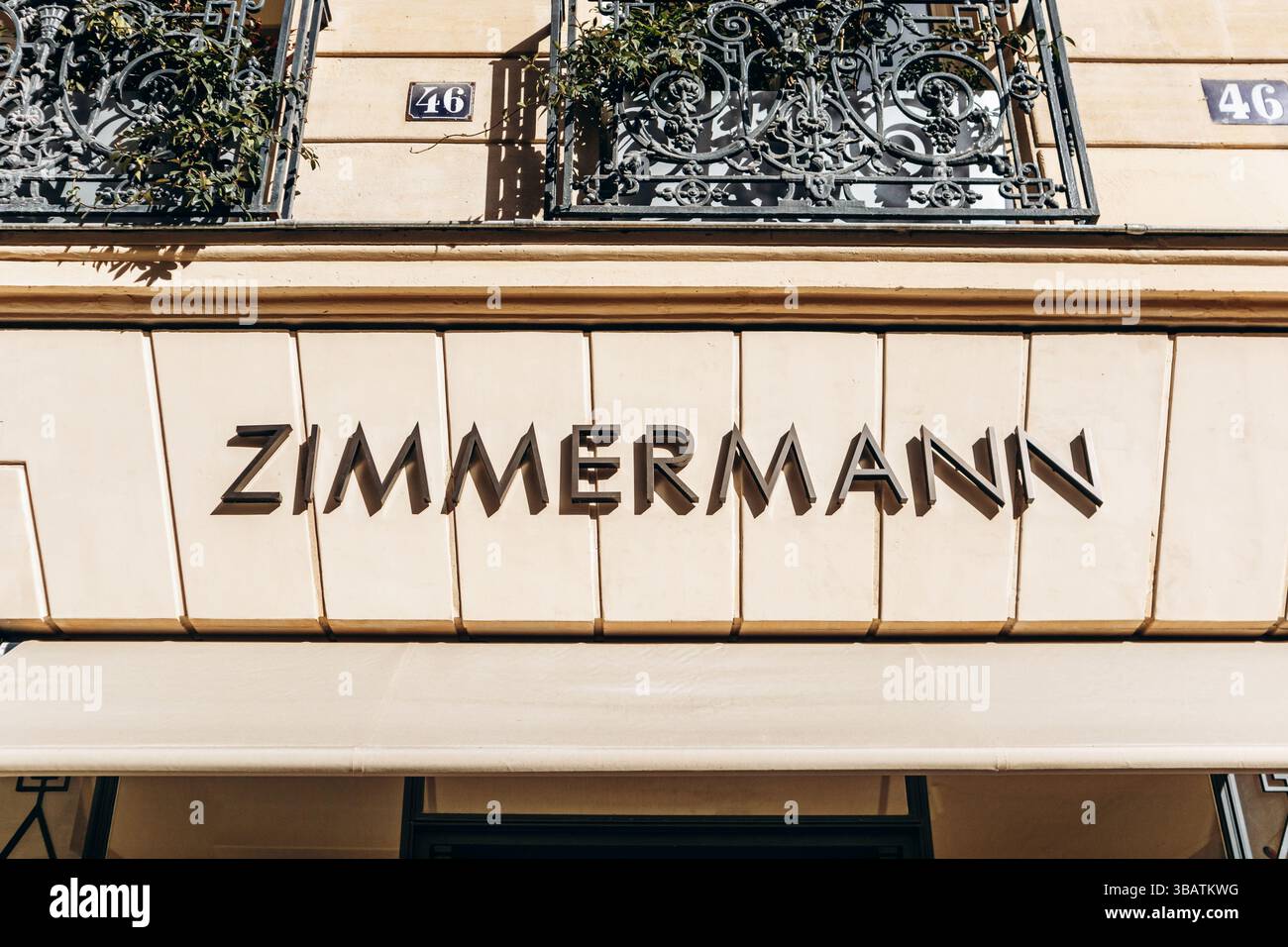 Paris, Frankreich - 23. Februar 2025: Zimmermann-Boutique-Schild an Steinfassade, 46 rue du Faubourg Saint-Honoré Stockfoto