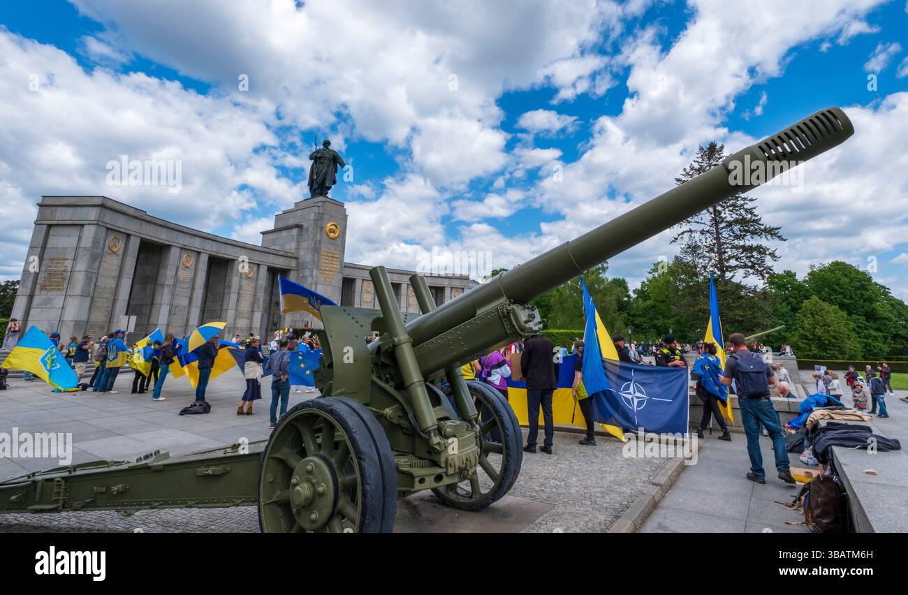 Pro-ukrainische Demonstranten schwenken ukrainische Fahnen am Berliner sowjetischen Kriegsdenkmal am Siegtag, 9. Mai 2025, 80. Jahrestag des Endes des Zweiten Weltkriegs Stockfoto