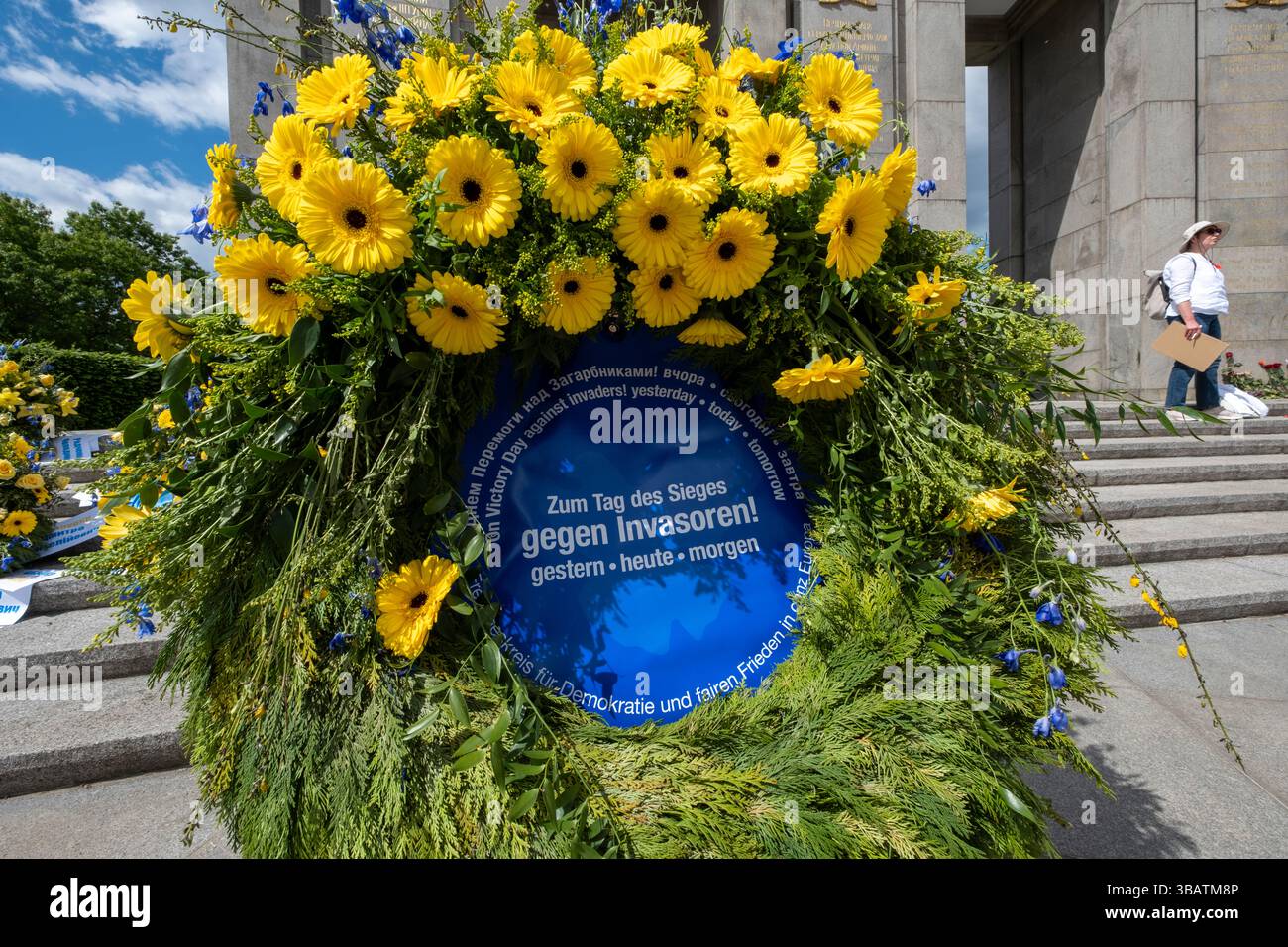 Pro-ukrainische Demonstranten schwenken ukrainische Fahnen am Berliner sowjetischen Kriegsdenkmal am Siegtag, 9. Mai 2025, 80. Jahrestag des Endes des Zweiten Weltkriegs Stockfoto